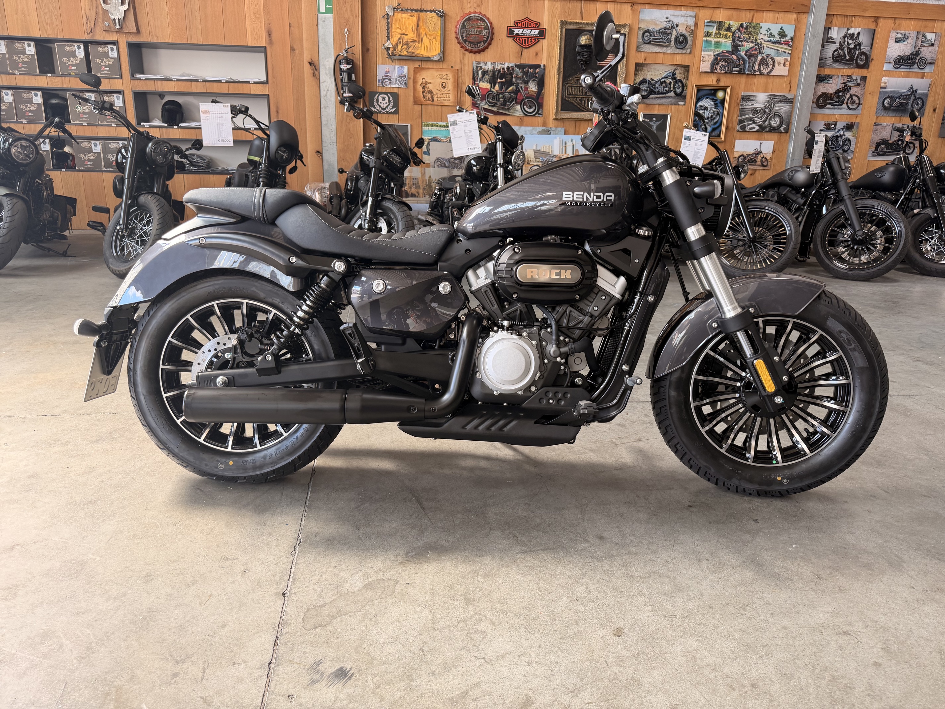 Benda ROCK 125 "SILBER" CUSTOM – CBS, LCD , Riemenantrieb,Wassergekühlt, 2 Zylinder-Doppelauspuff -  Sofort Verfügbar -  ab 3,-EUR / Tag finanzieren 