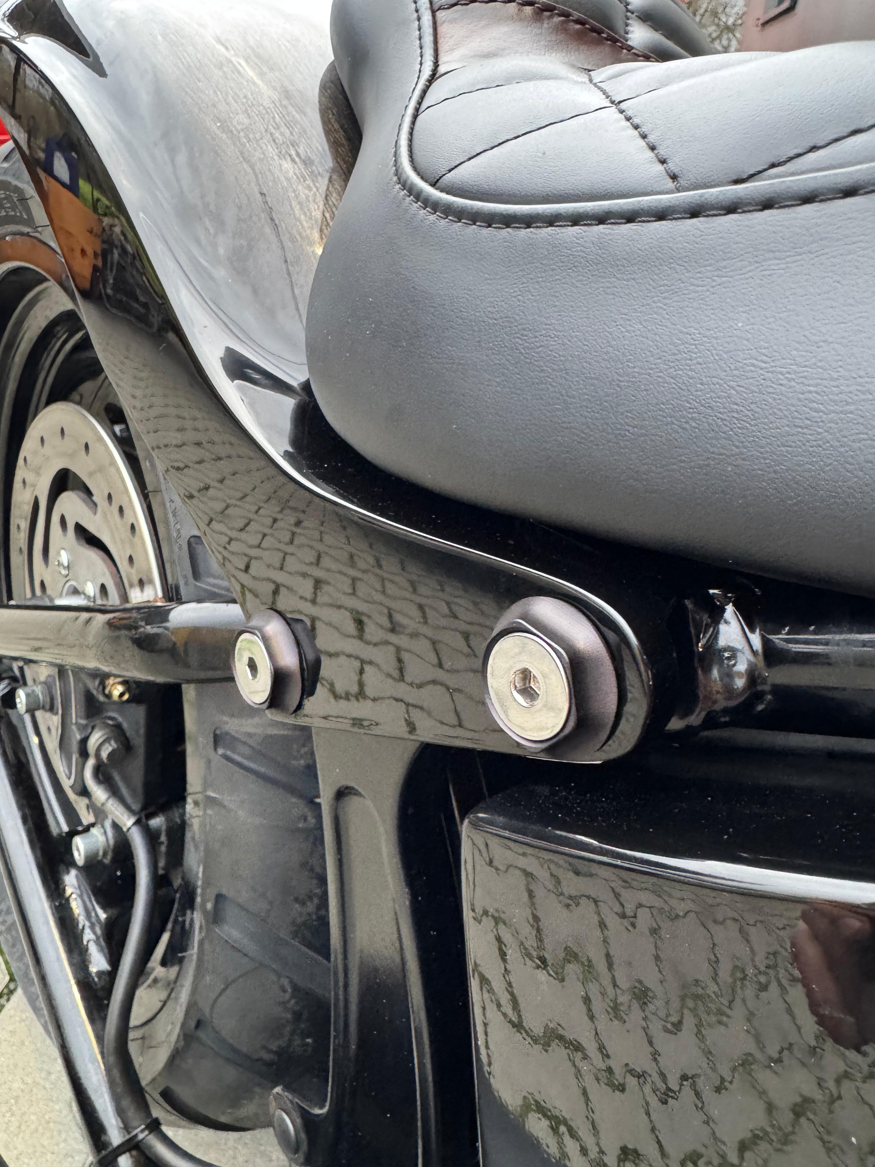 Heckfender-Montagesatz 30 mm 84-24 Softail (inkl. Schrauben/ohne Schrauben) – Sechskantig Spitz, Schwarz Eloxiert, Hochglanzpoliert
