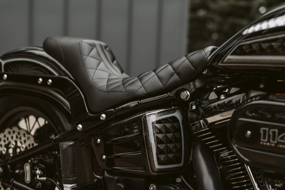 Killer Custom Profilsitz – Slim Edition für Softail Heritage, Deluxe und Slim (2018-2025) Killer Custom Profilsitz – Slim Edition für Softail Heritage, Deluxe und Slim (2018-2025)