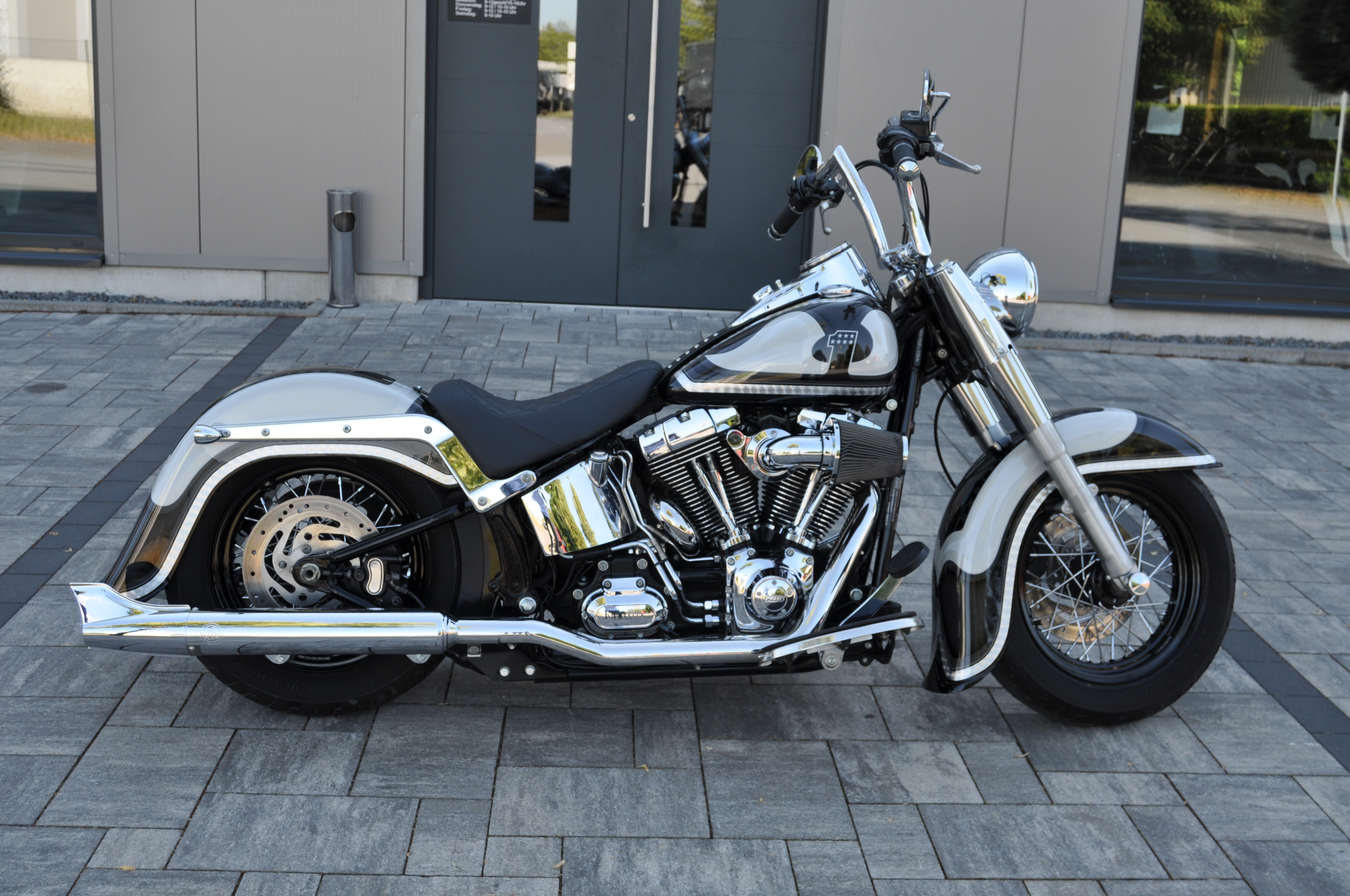 2013 Harley Davidson FLSTC Heritage Softail Mexican Chicano Style Umbau mit Kess Tech Anlage / mega Lackierung  