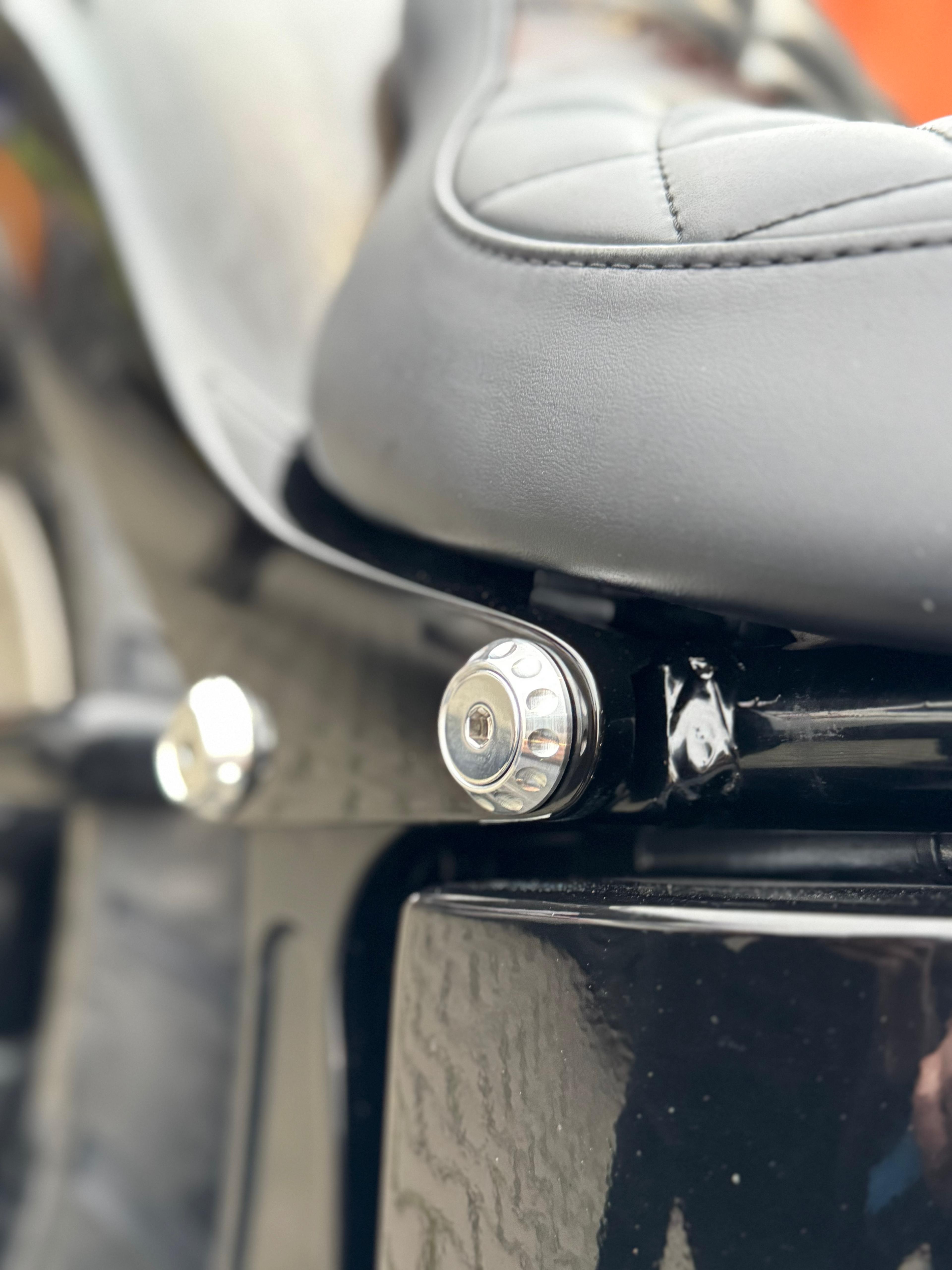 Heckfender-Montagesatz 30 mm 84-24 Softail (inkl. Schrauben/ohne Schrauben) – Rund mit Einfräsungen , Schwarz Eloxiert, Hochglanzpoliert