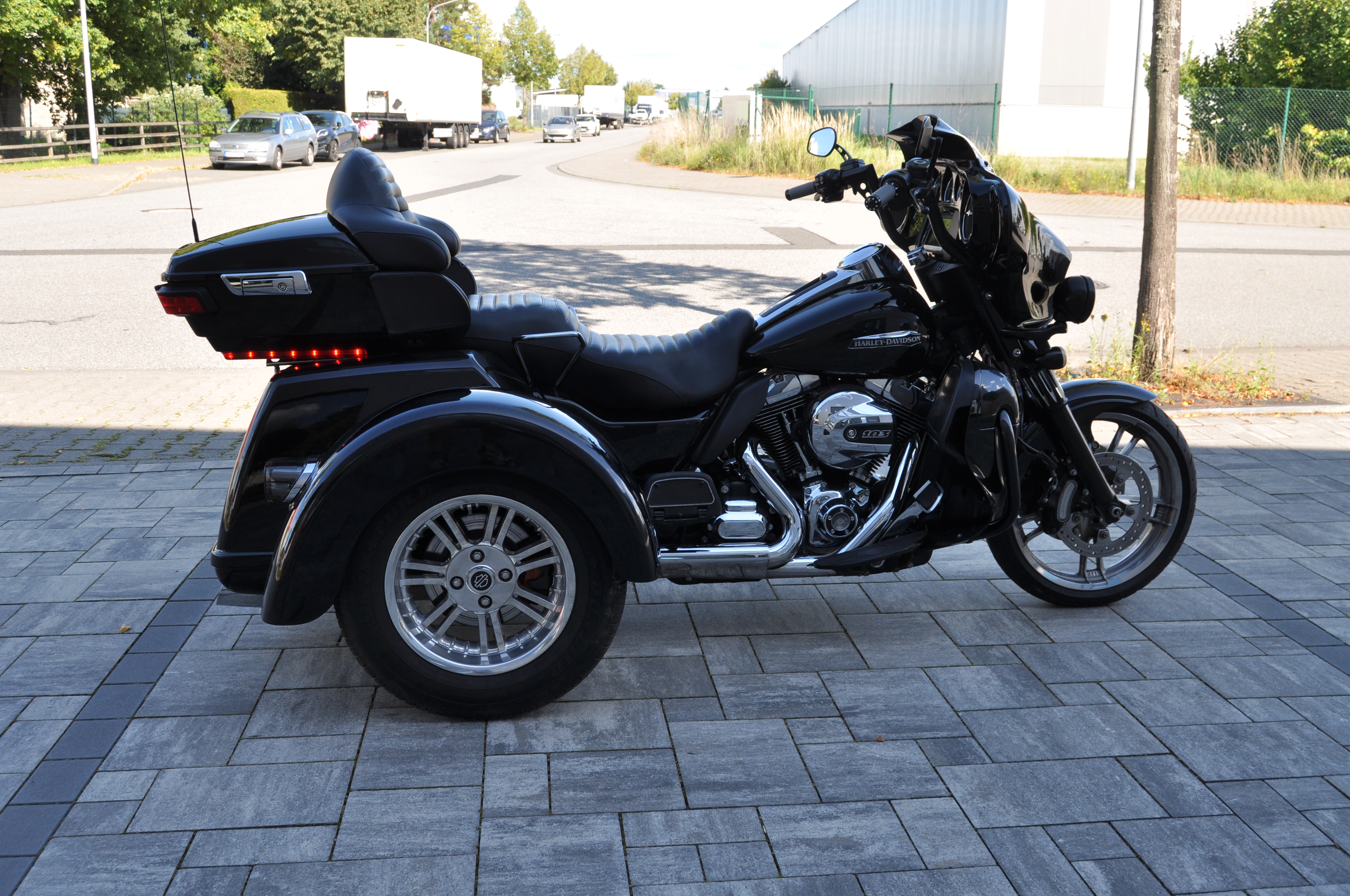 2016 Harley Davidson TRIKE FLHTCUTG Top Zustand erst 12615 km Fanzierung möglich 