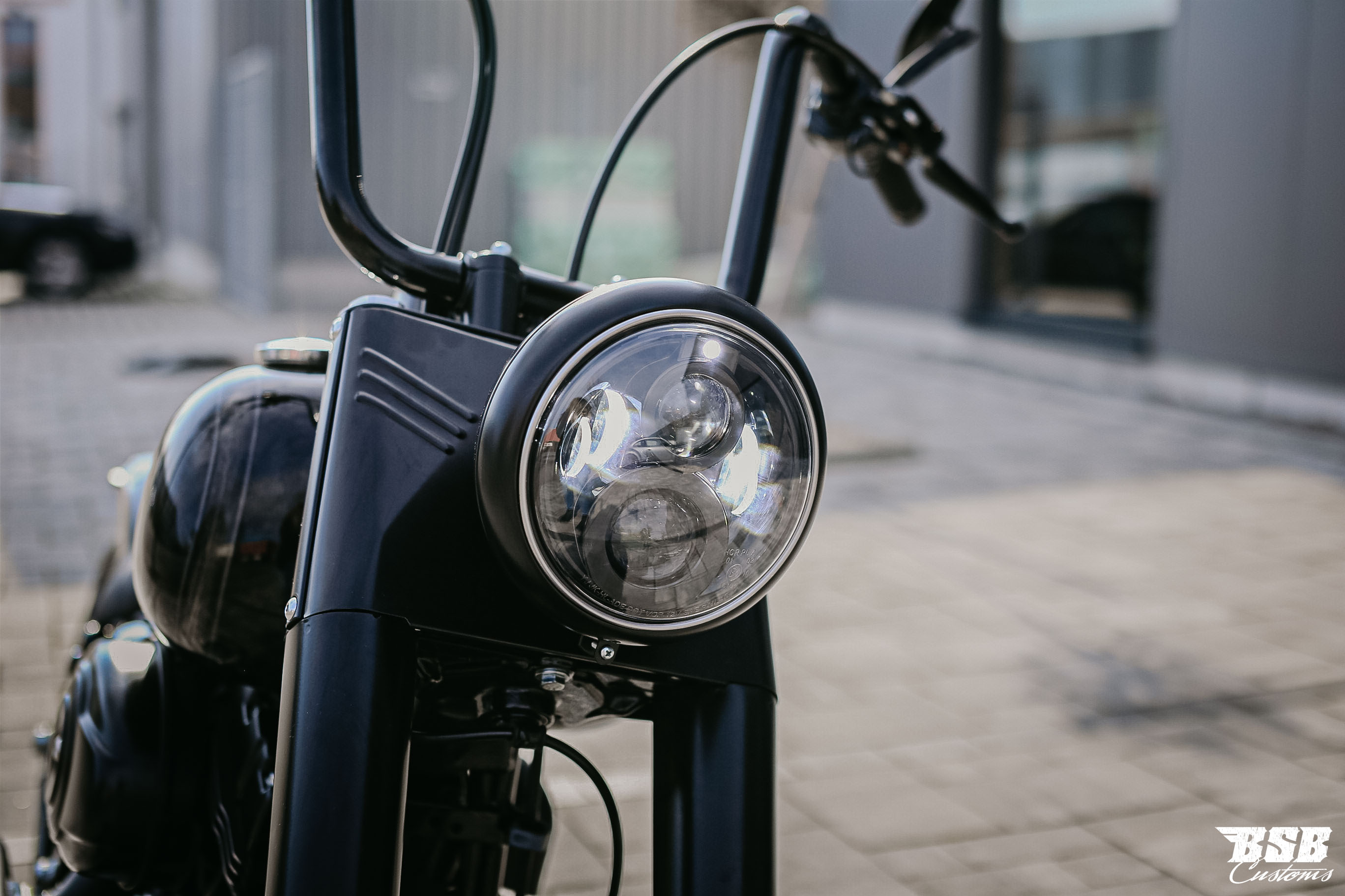 LED Scheinwerfer 7" schwarz mit Standlicht, CE-Zulassung für Harley Softail & Touring Modelle