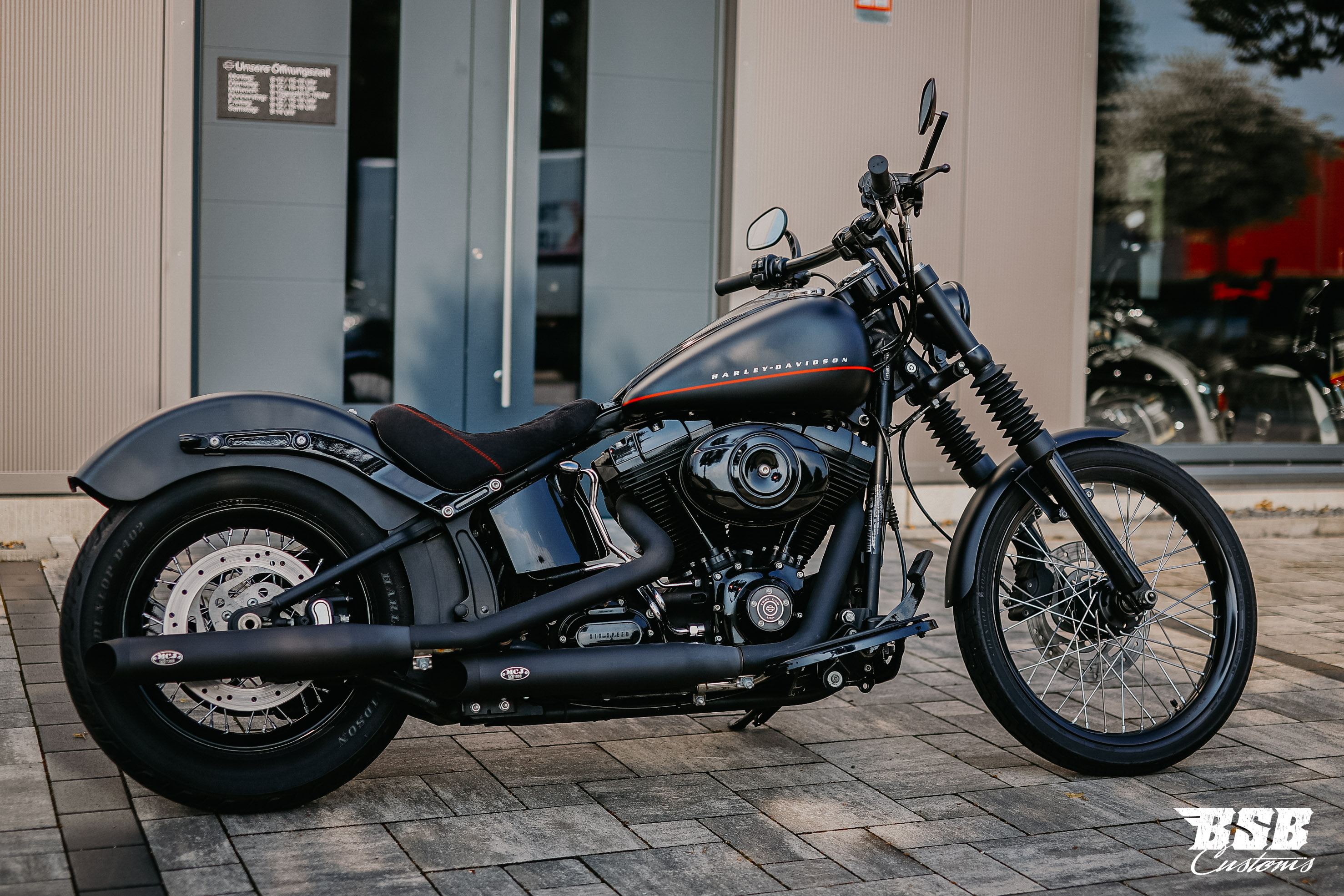 2011 Harley Davidson FXS BLACKLINE // dezenter UMBAU //   MCJ Anlage / viele Extras // Finanzierung möglich  