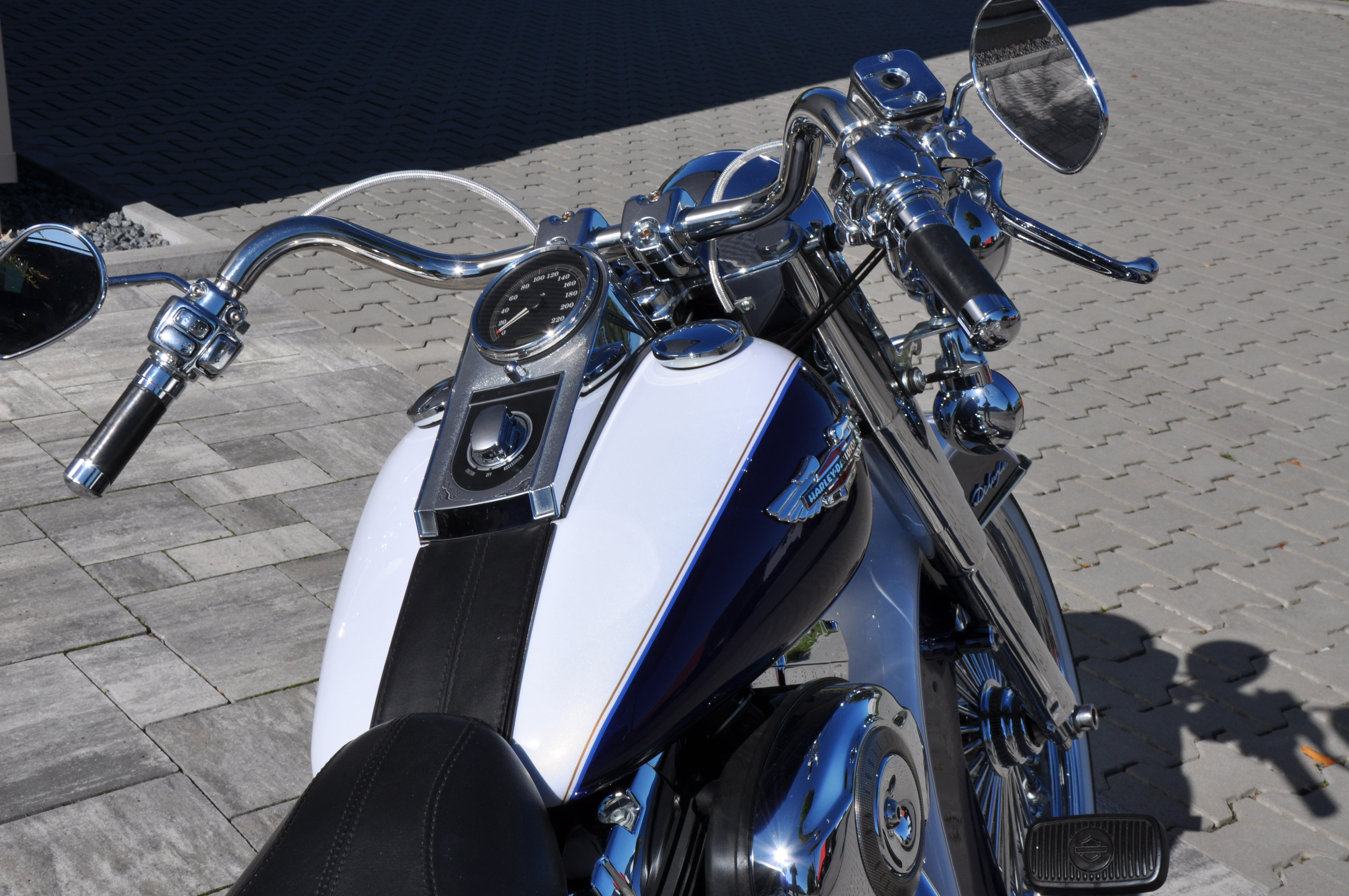 DSC_0020HCzq8DmshAVKf 2008 FLSTN Softail Deluxe mit MCJ Anlage Big Spoke Felgen deut. Ausführung + Garantie