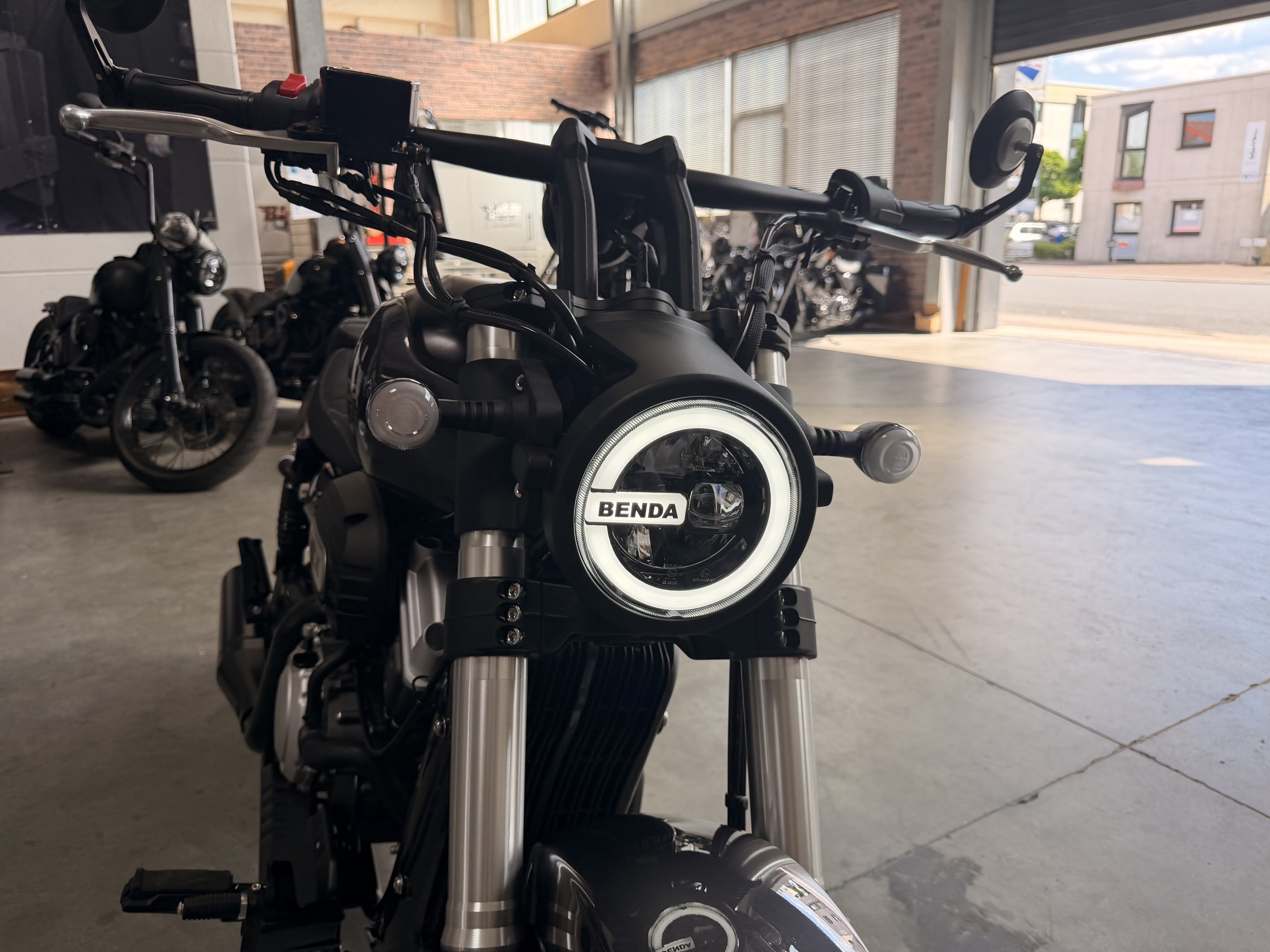 Benda ROCK 125 "SILBER" CUSTOM – CBS, LCD , Riemenantrieb,Wassergekühlt, 2 Zylinder-Doppelauspuff -  Sofort Verfügbar -  ab 3,-EUR / Tag finanzieren 