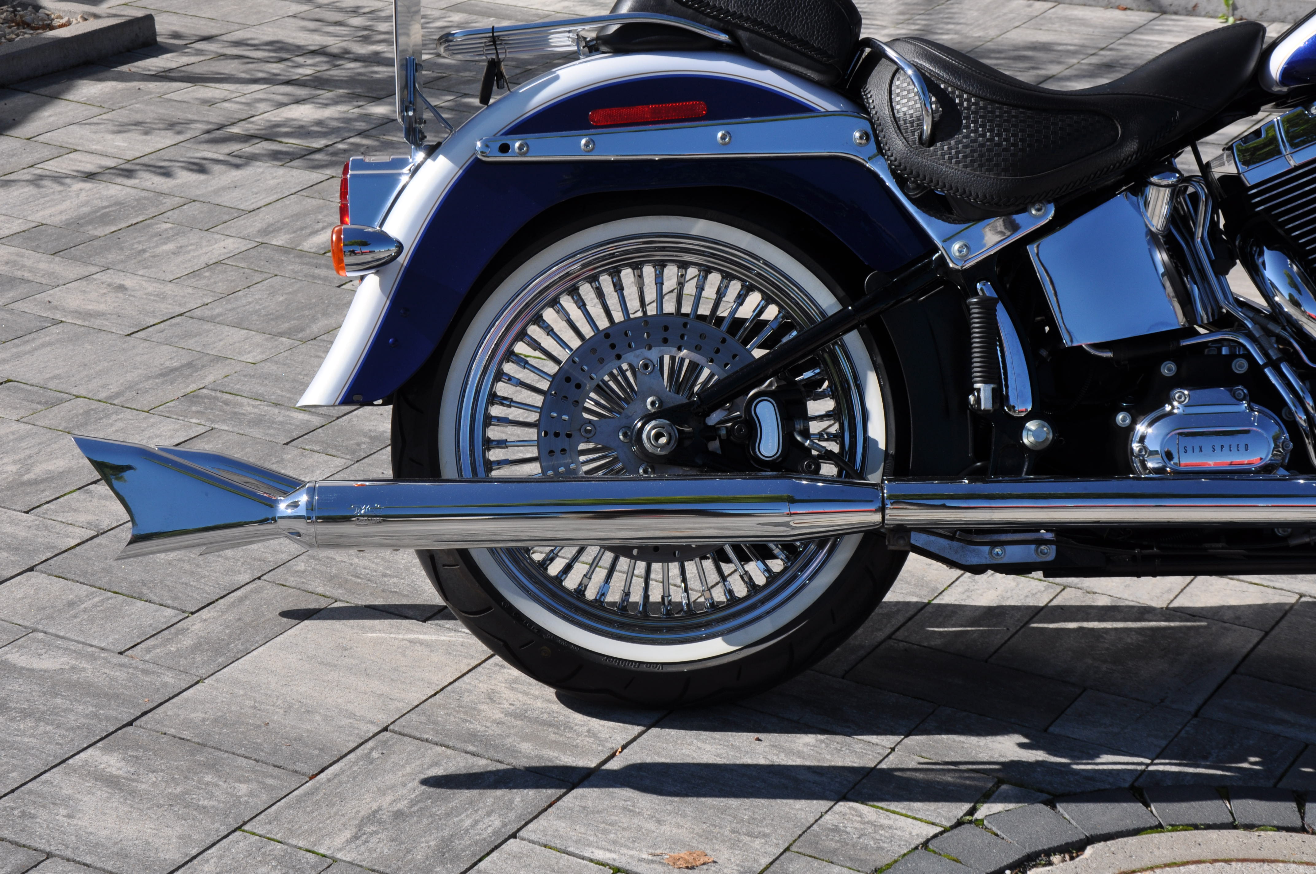 DSC_0006b2PL5bmCU0Bsm 2008 FLSTN Softail Deluxe mit MCJ Anlage Big Spoke Felgen deut. Ausführung + Garantie