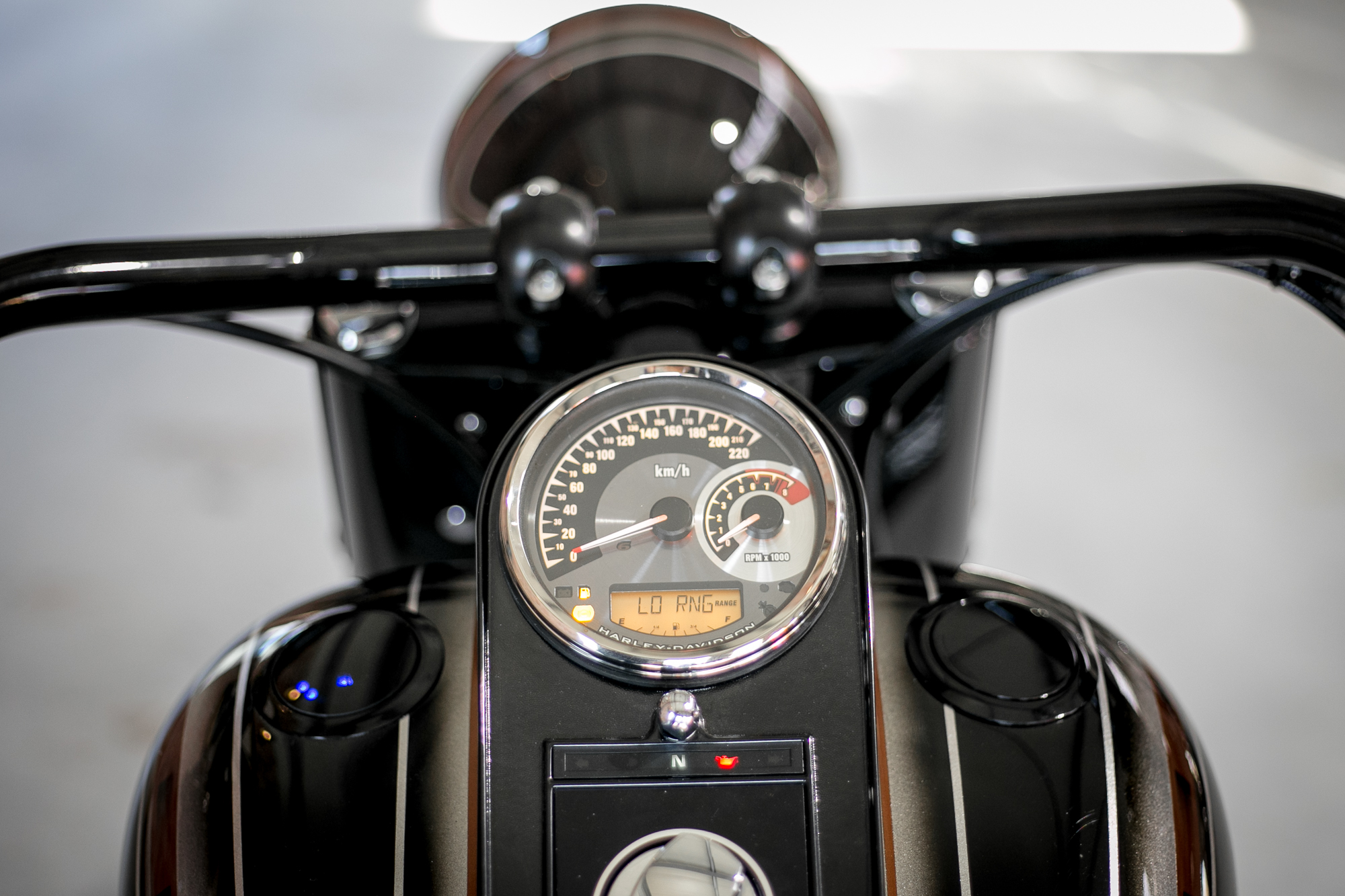 Bündiger Tankdeckel & Tankanzeige schwarz für Harley Davidson DYNA Modelle von 09-2017