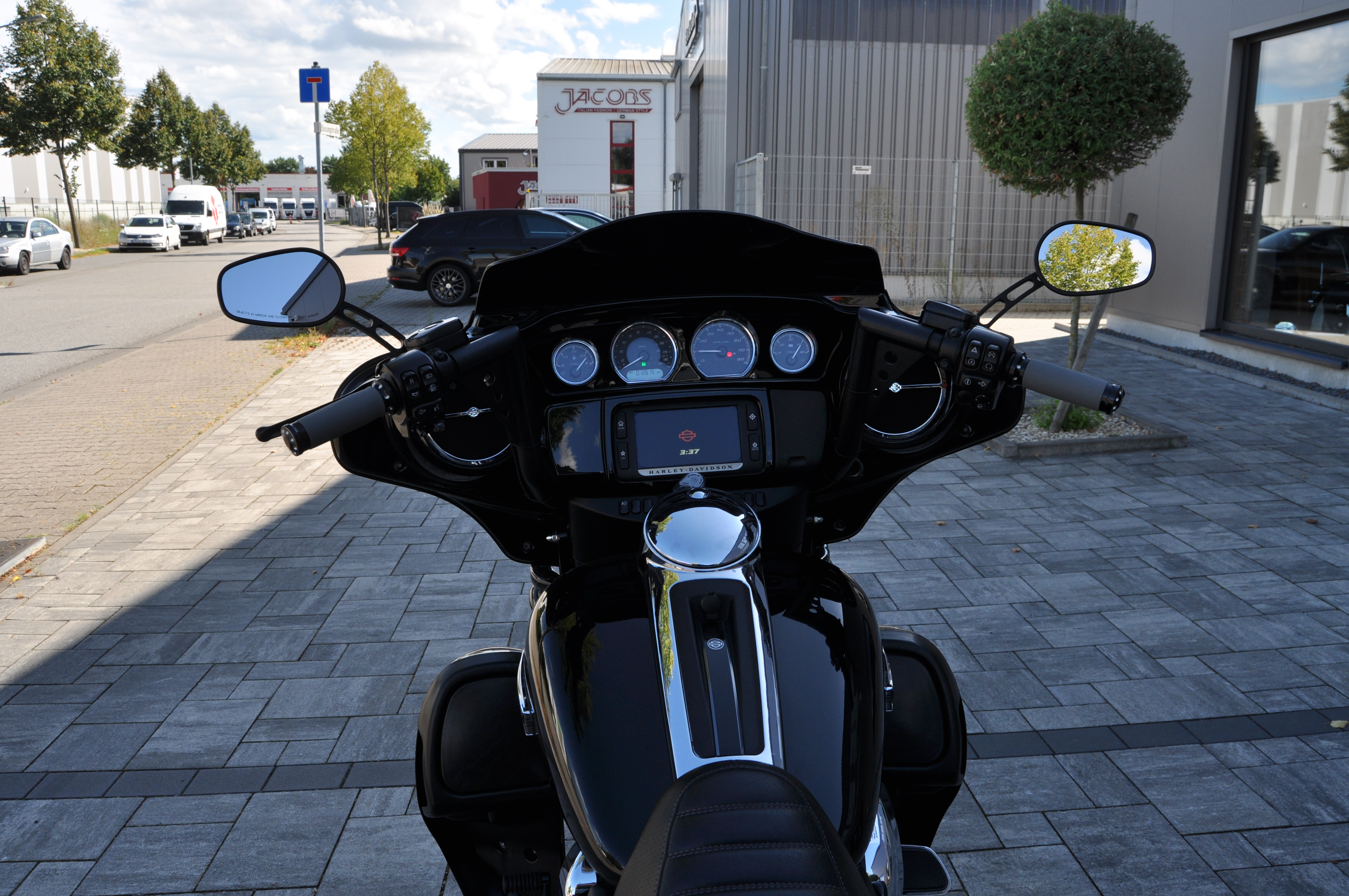 2016 Harley Davidson TRIKE FLHTCUTG Top Zustand erst 12615 km Fanzierung möglich 