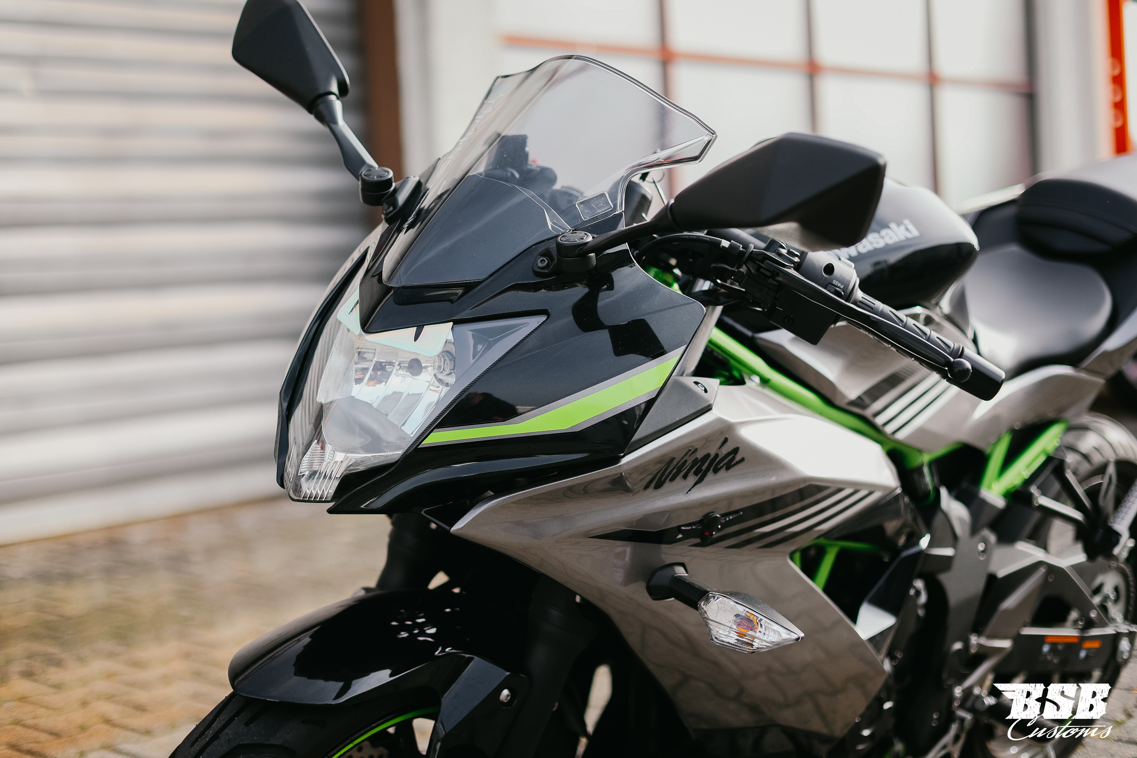Kawasaki Ninja 125 Performance, EZ 06/2026, nur 2.000 km, Arrow-Auspuff und Garantie bis 2030. Finanzierung bei BSB Customs möglich.