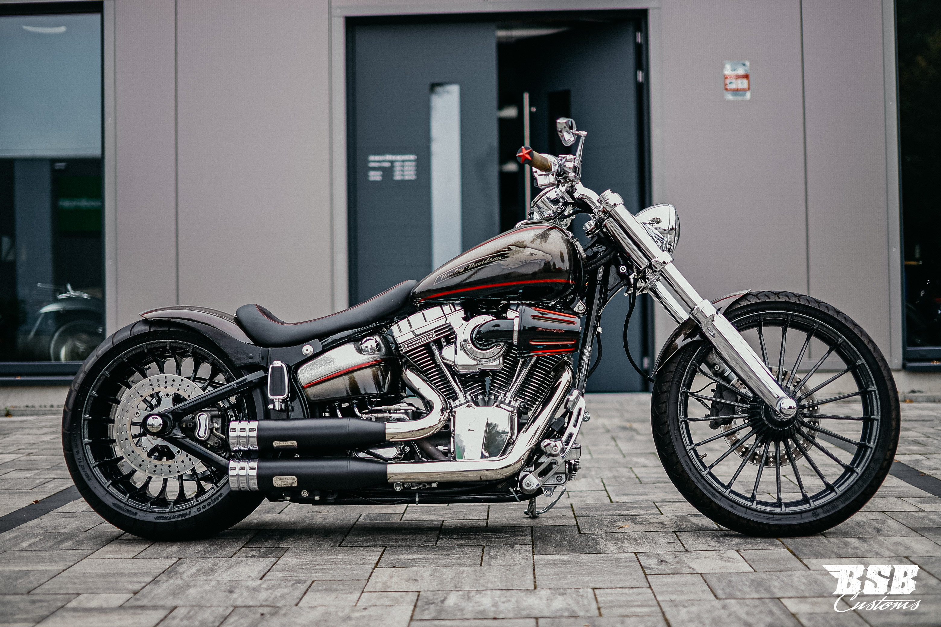 2014  Harley Davidson BREAKOUT CVO mit edlen Teilen / Leistungsteigerung / Luftfahrwerk (ab 350,- finanzieren*)