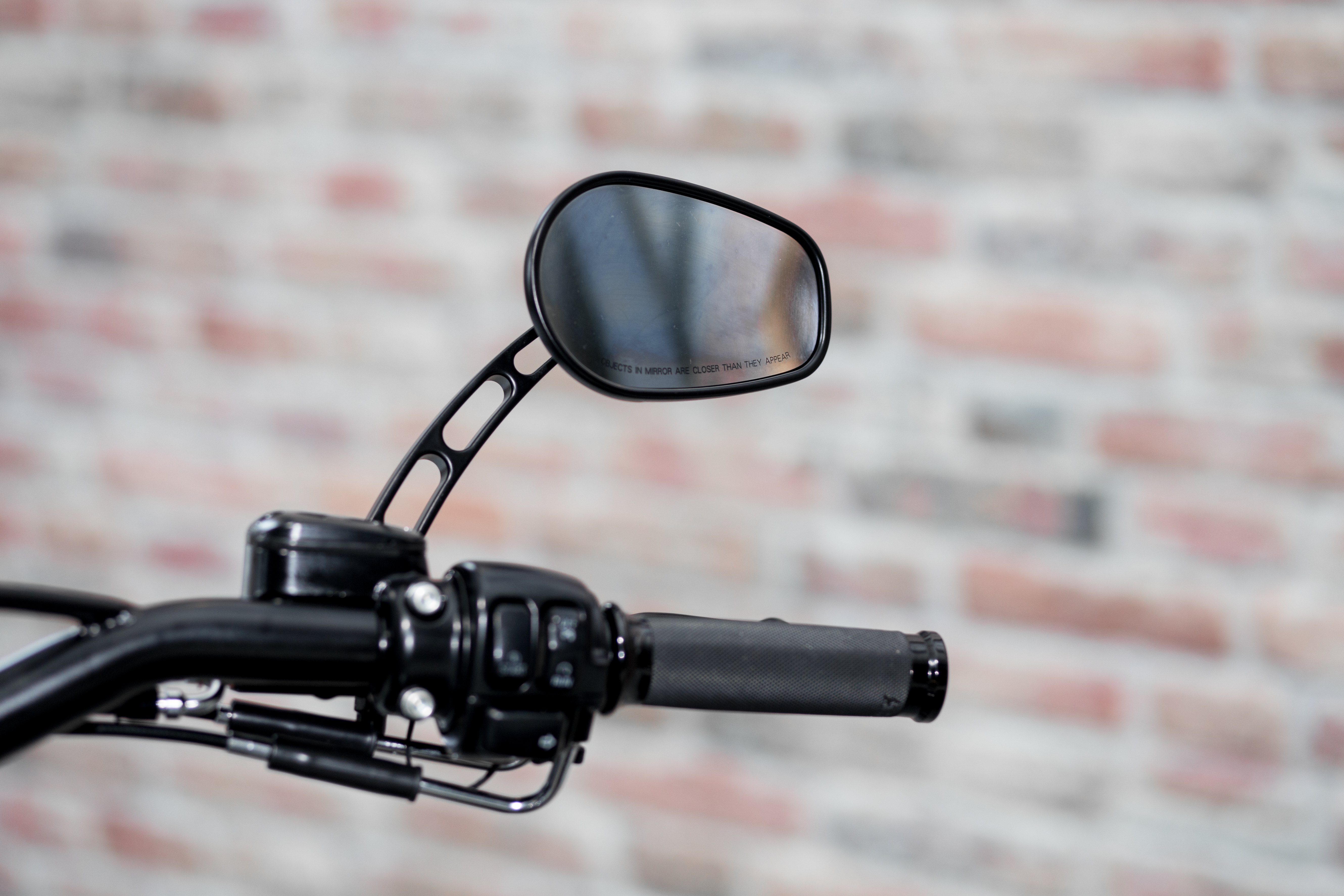 IMG_14528cGI1HiWhcEm8 Avon Tornado Billet Lenkergriffe Schwarz – Passend für Harley Softail Dyna Sportster Touring - Gaszüge