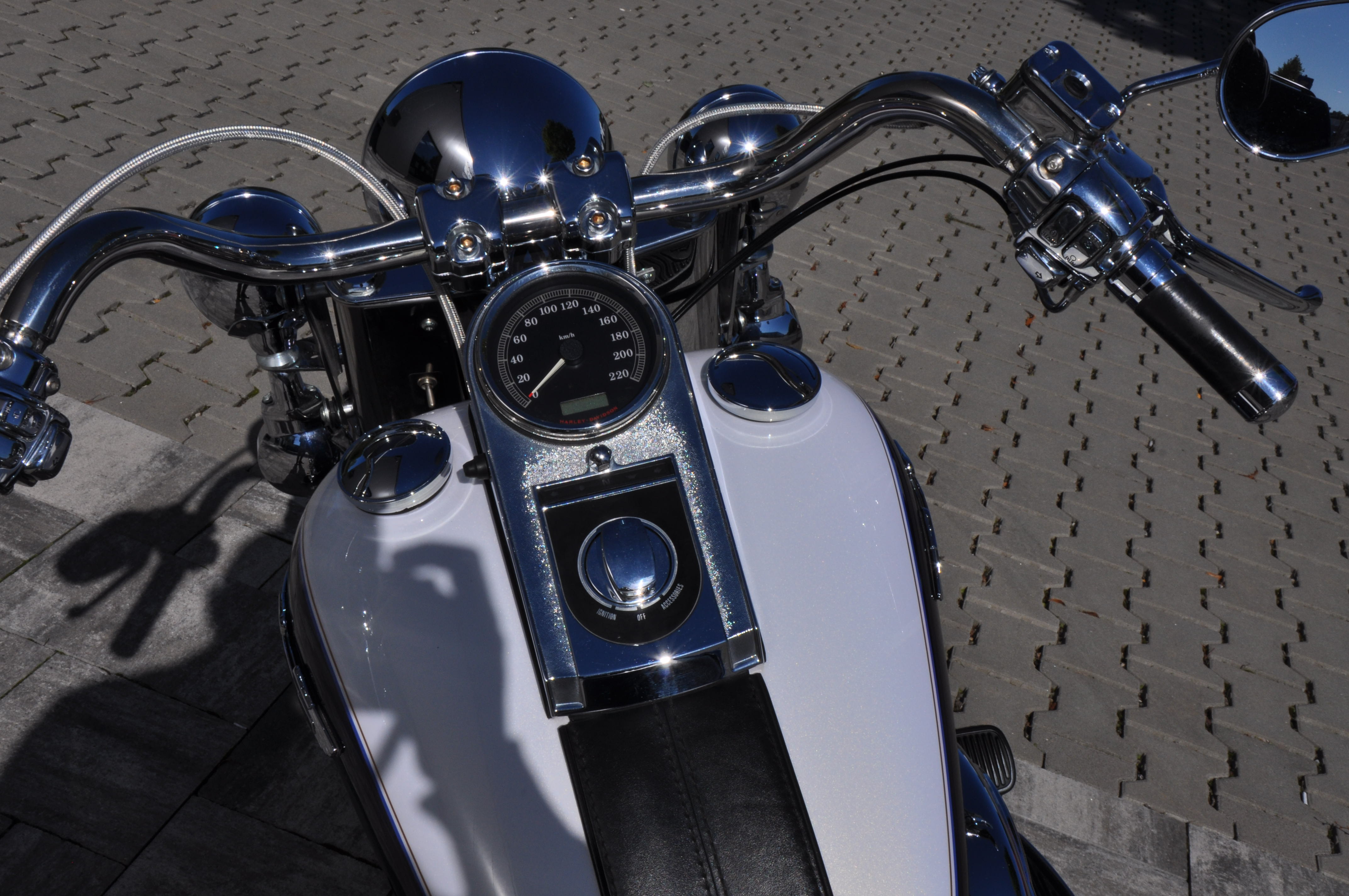 DSC_0016sD2LDeXMo7lMz 2008 FLSTN Softail Deluxe mit MCJ Anlage Big Spoke Felgen deut. Ausführung + Garantie