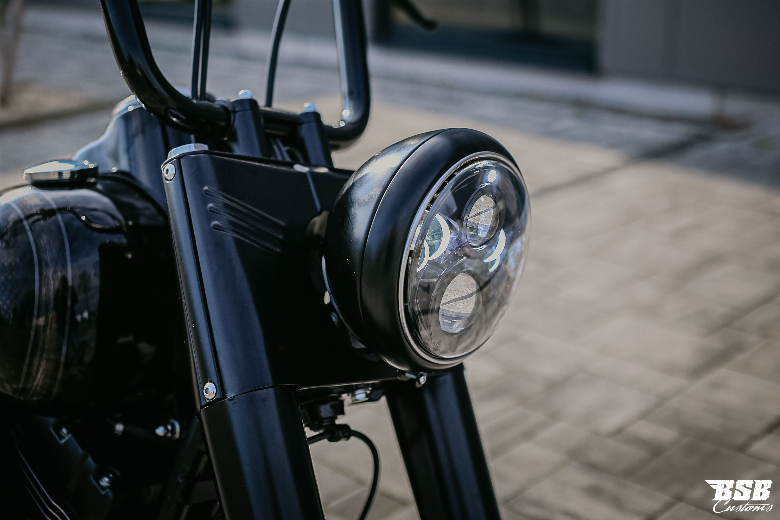 LED Scheinwerfer 7" schwarz mit Standlicht, CE-Zulassung für Harley Softail & Touring Modelle