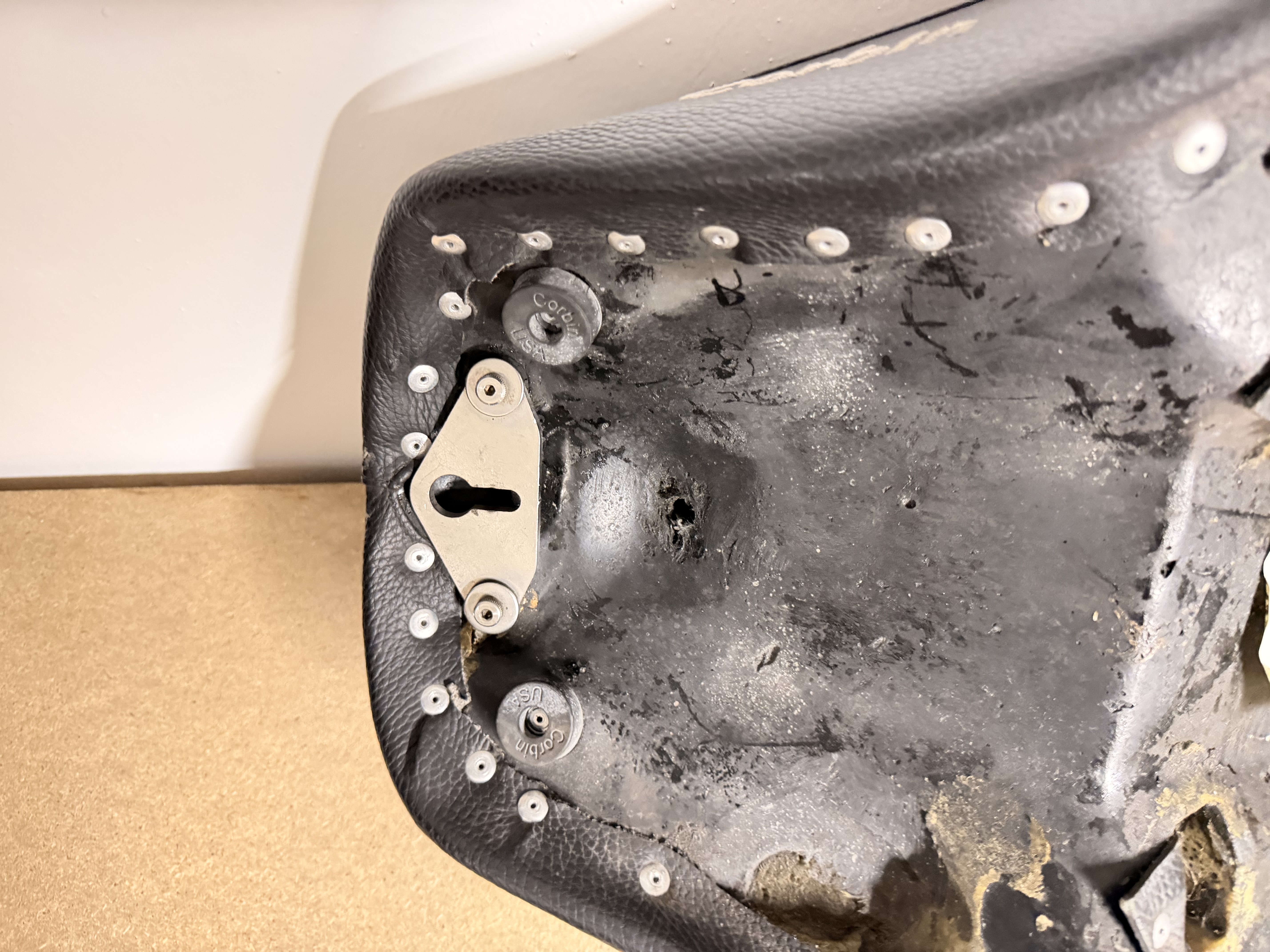 Corbin Classic Solo Sitzbank für Harley Softail Modelle 2011-2015 