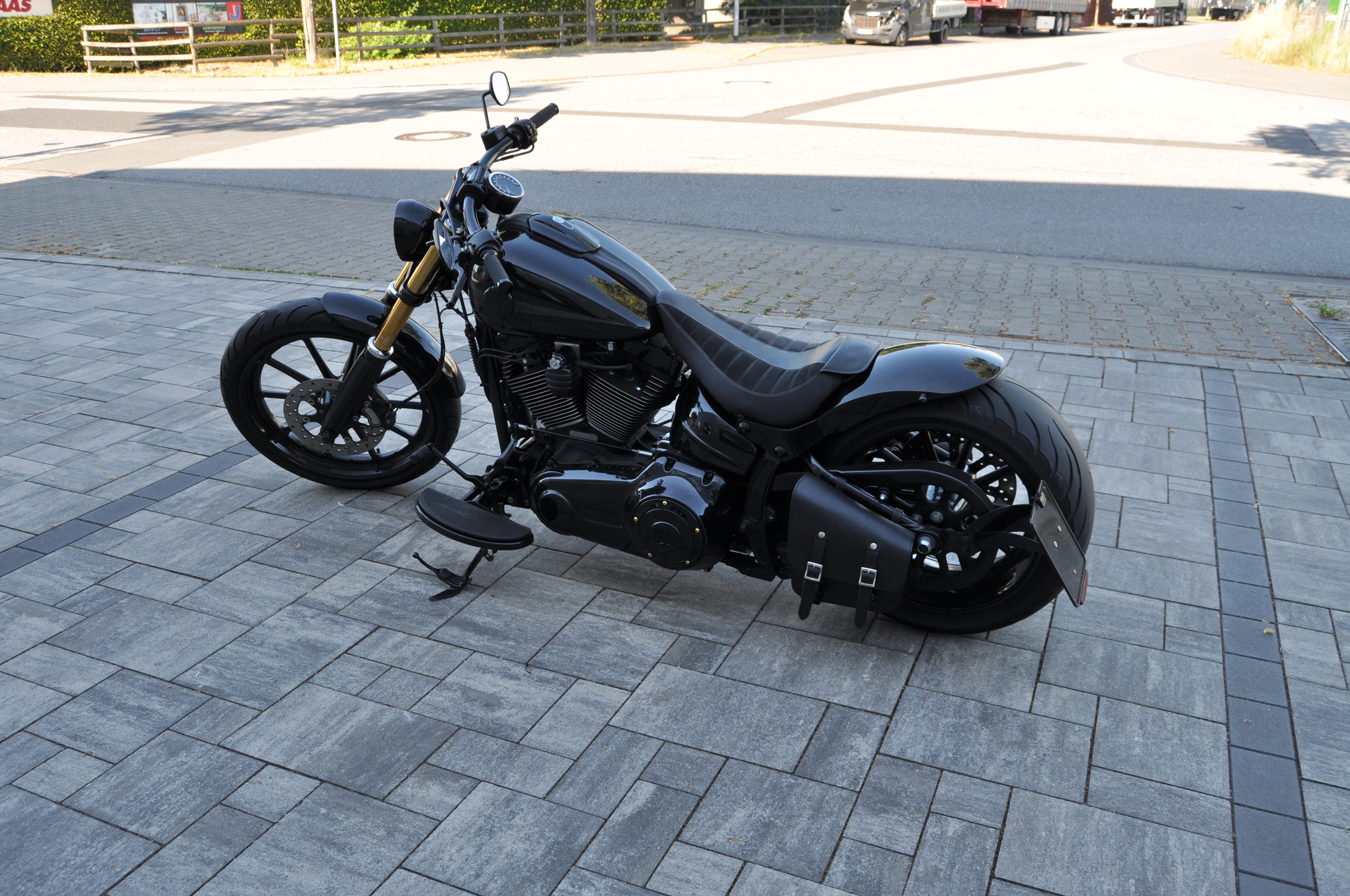 2014 Harley Davidson FXSB BREAKOUT schöner Umbau mit MCJ Anlage und kurzem Fender 