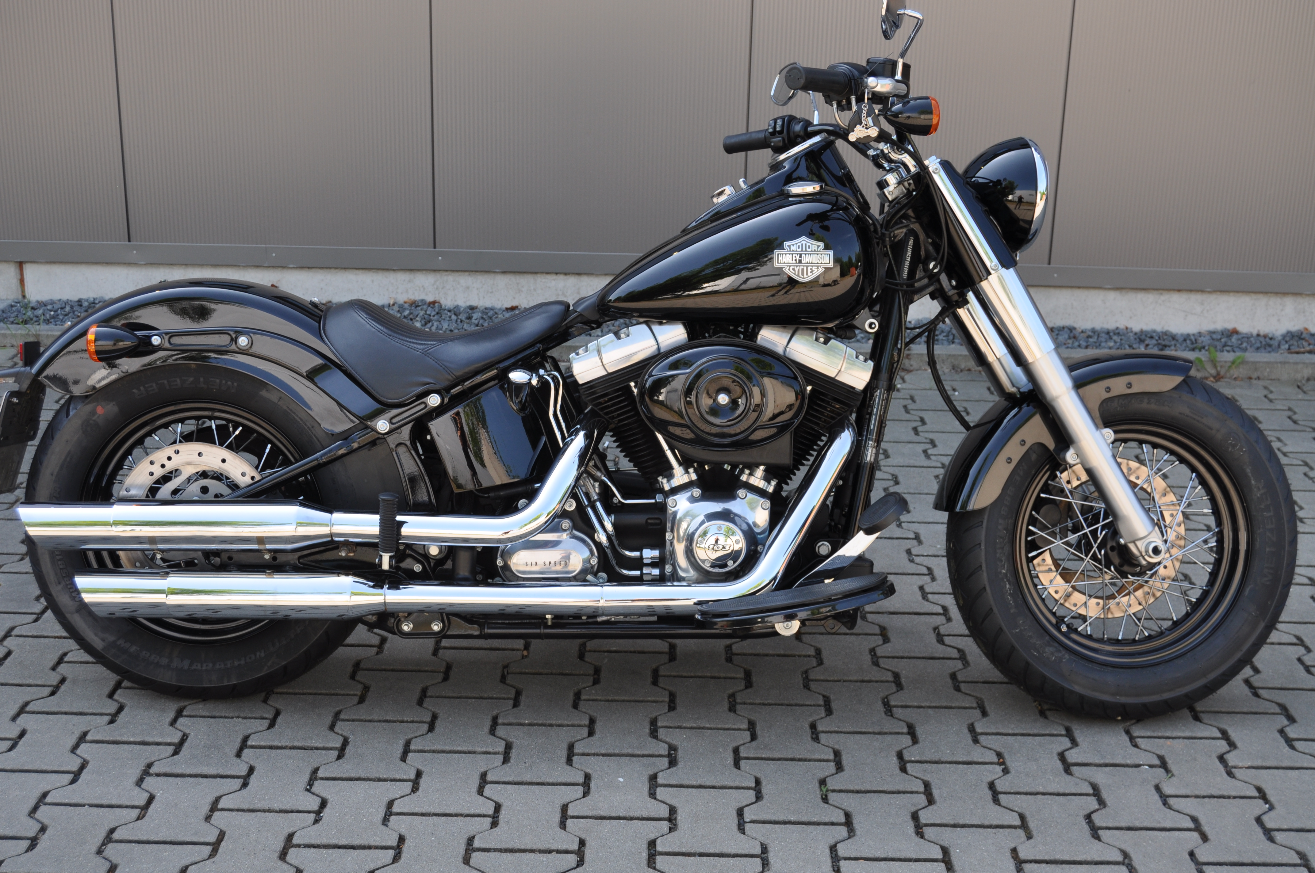 2012  Harley Davidson Softail SLIM  originaler Zustand mit nagelneuen Reifen und Service 