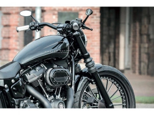 Speedo Riser 1 1/4" – Lenkerklemme mit Tachoaufnahme für Harley Softail & Touring – Glanz Schwarz Pulverbeschichtet