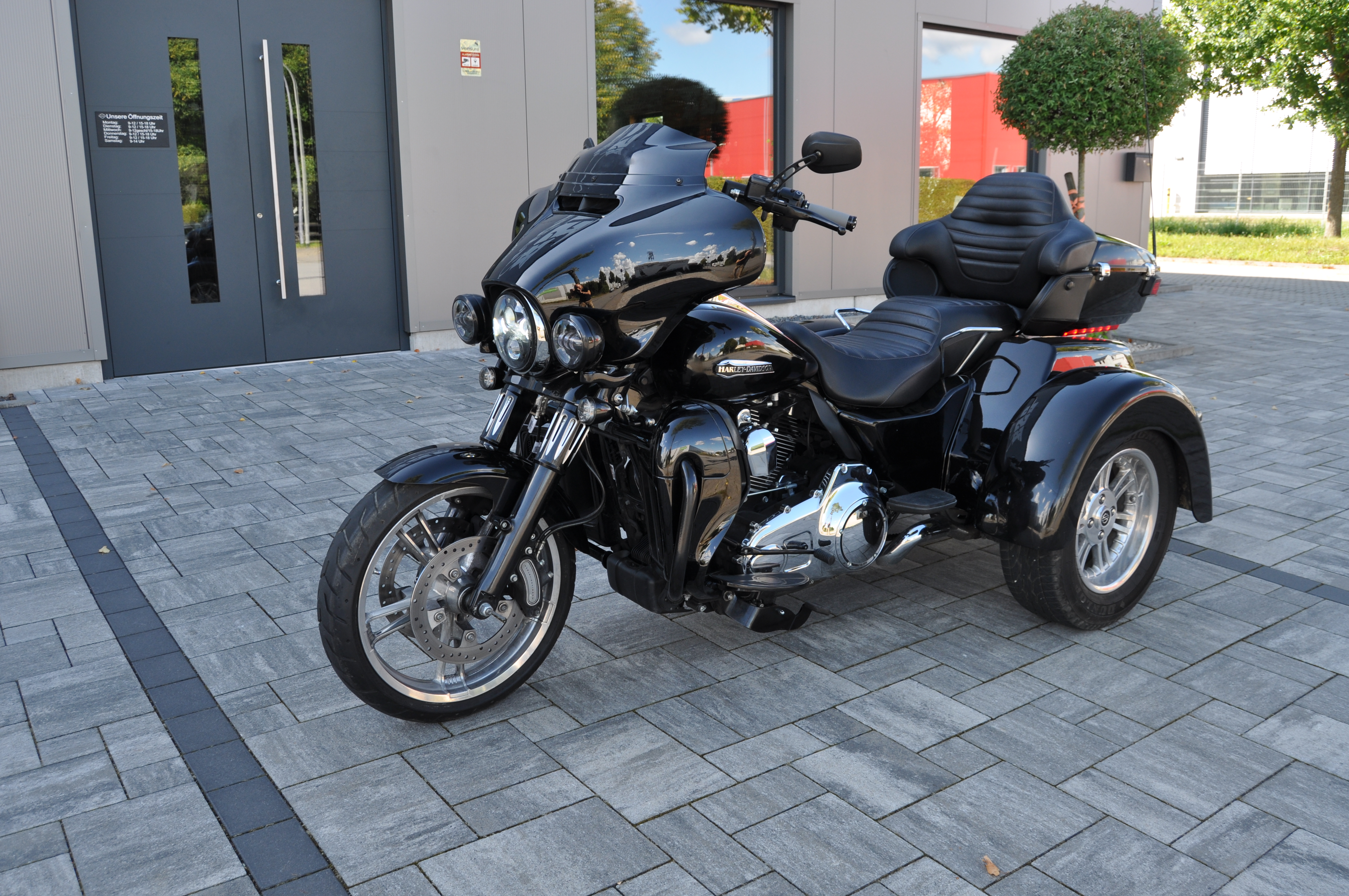 2016 Harley Davidson TRIKE FLHTCUTG Top Zustand erst 12615 km Fanzierung möglich 