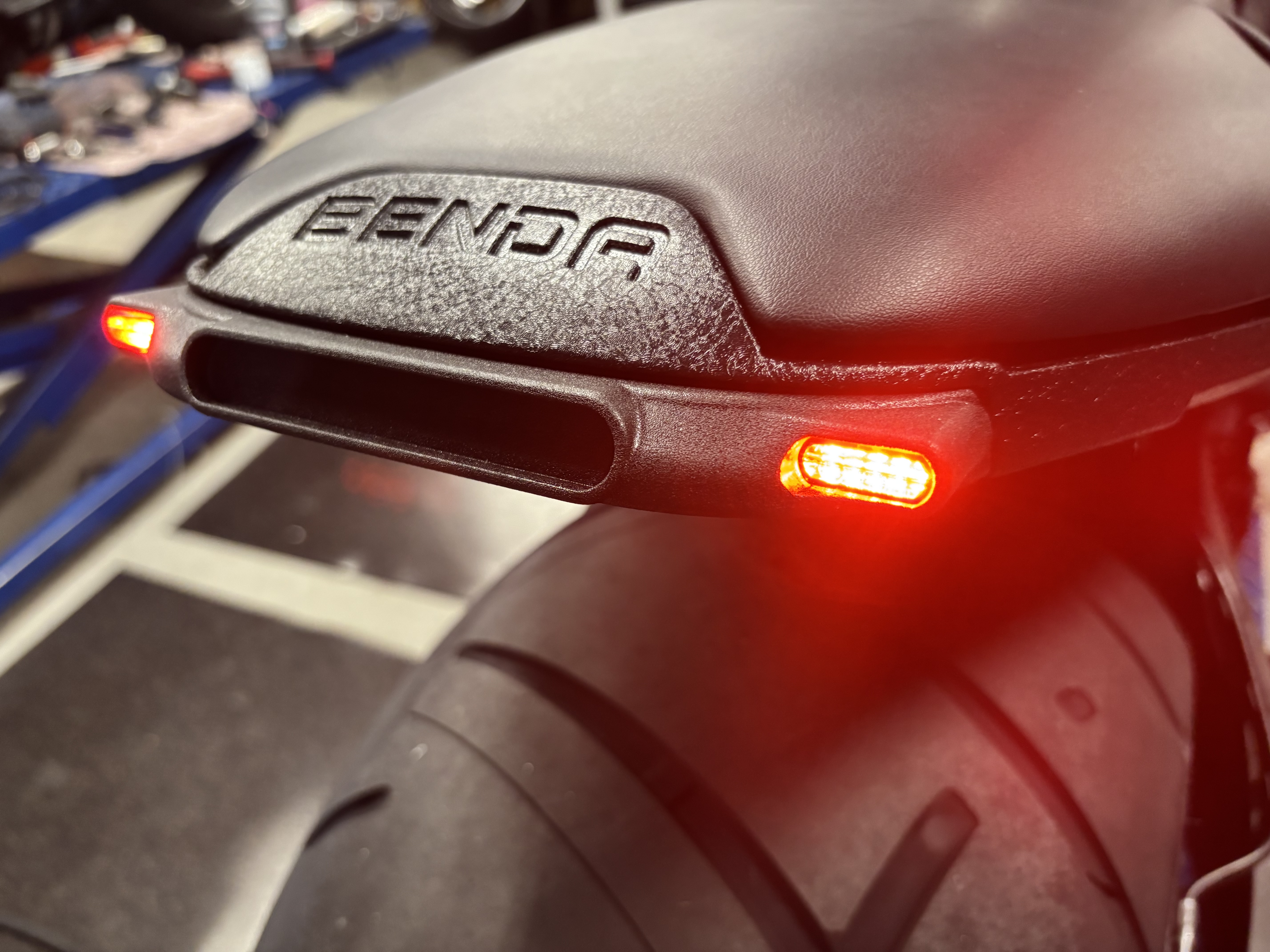 Eigenentwickelte Blinkerleiste für BENDA LFC 700 & LFC 700 PRO mit Fastline LED Lights (3in1: Rücklicht, Bremslicht & Blinker) Eigenentwickelte Blinkerleiste für BENDA LFC 700 & LFC 700 PRO mit Fastline LED Lights (3in1: Rücklicht, Bremslicht & Blinker)