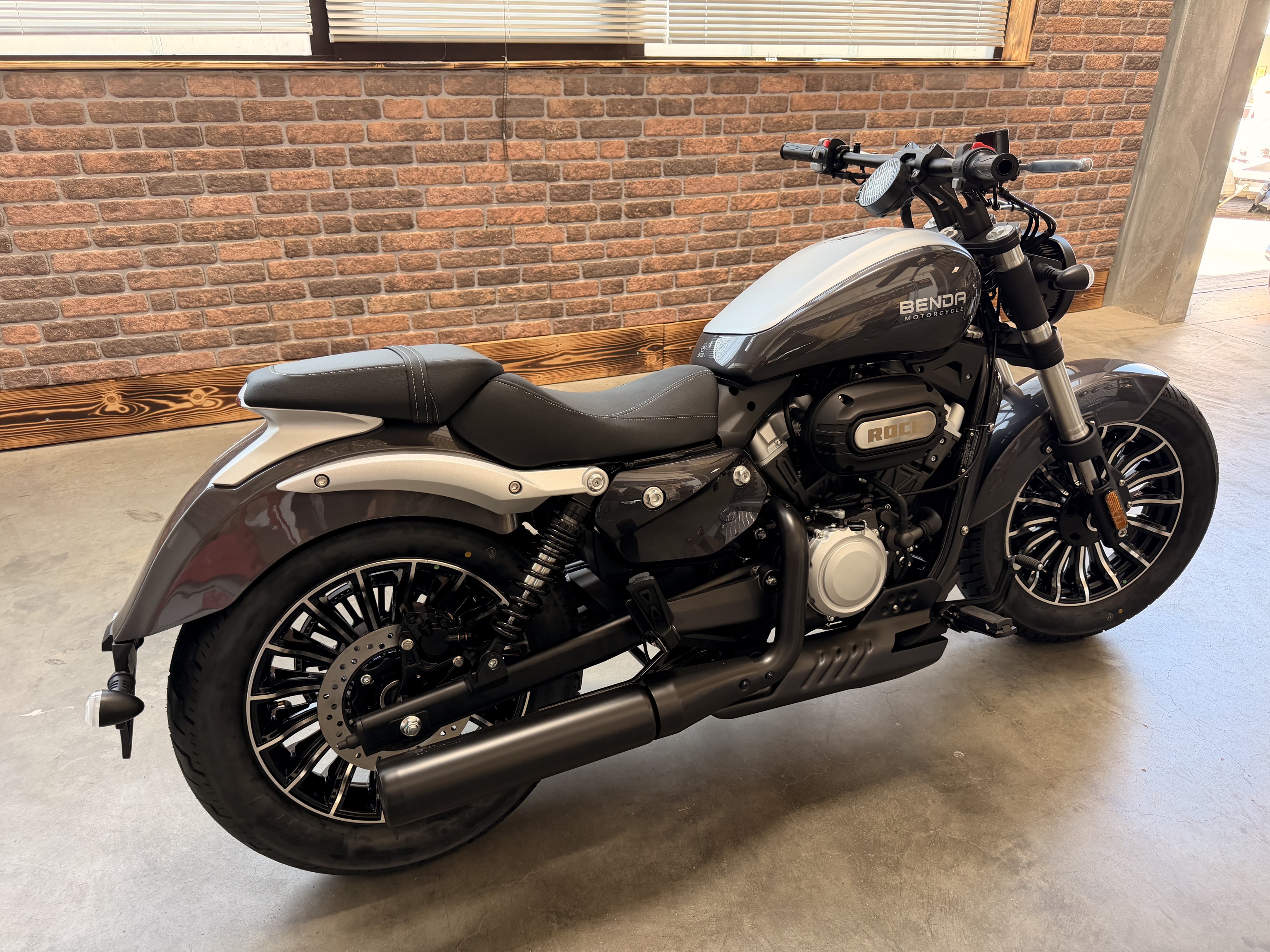 Benda ROCK 125 "SILBER" – CBS, LCD , Riemenantrieb,Wassergekühlt, 2 Zylinder-Doppelauspuff -  Sofort Verfügbar -  ab 3,-EUR / Tag finanzieren 