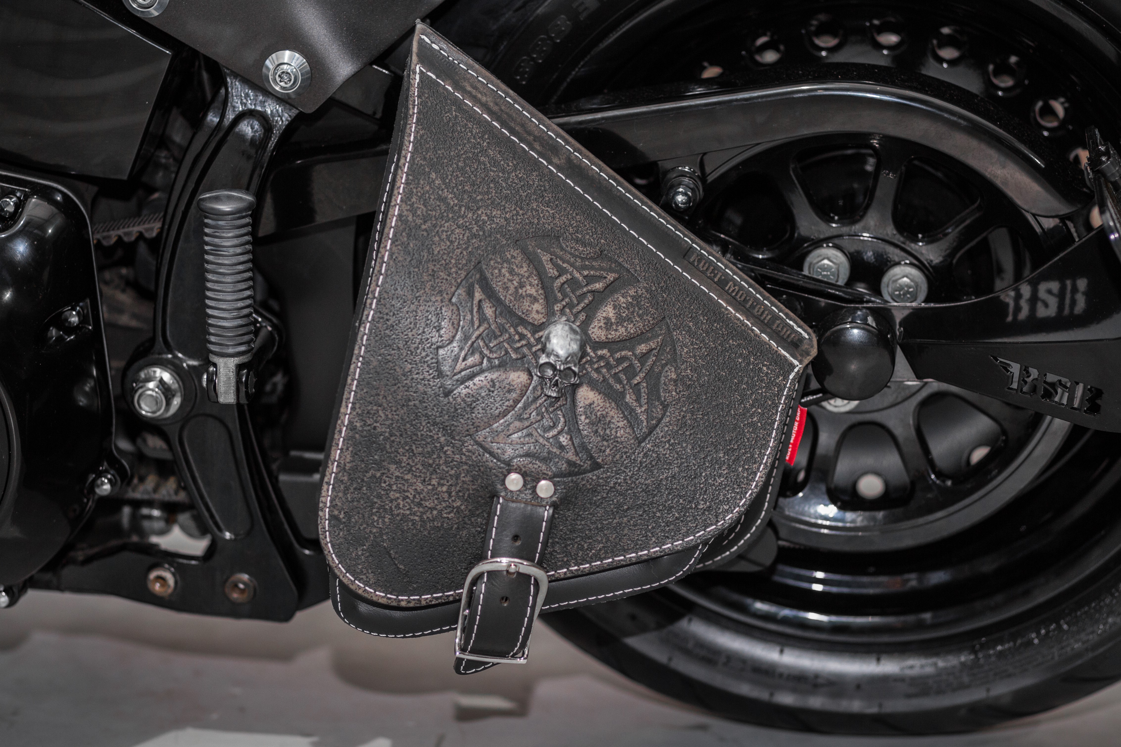 "KREUZ/SKULL" Hochwertige AGM Softail Schwingentasche Echtleder inkl. Lederriemen für Softail Model.