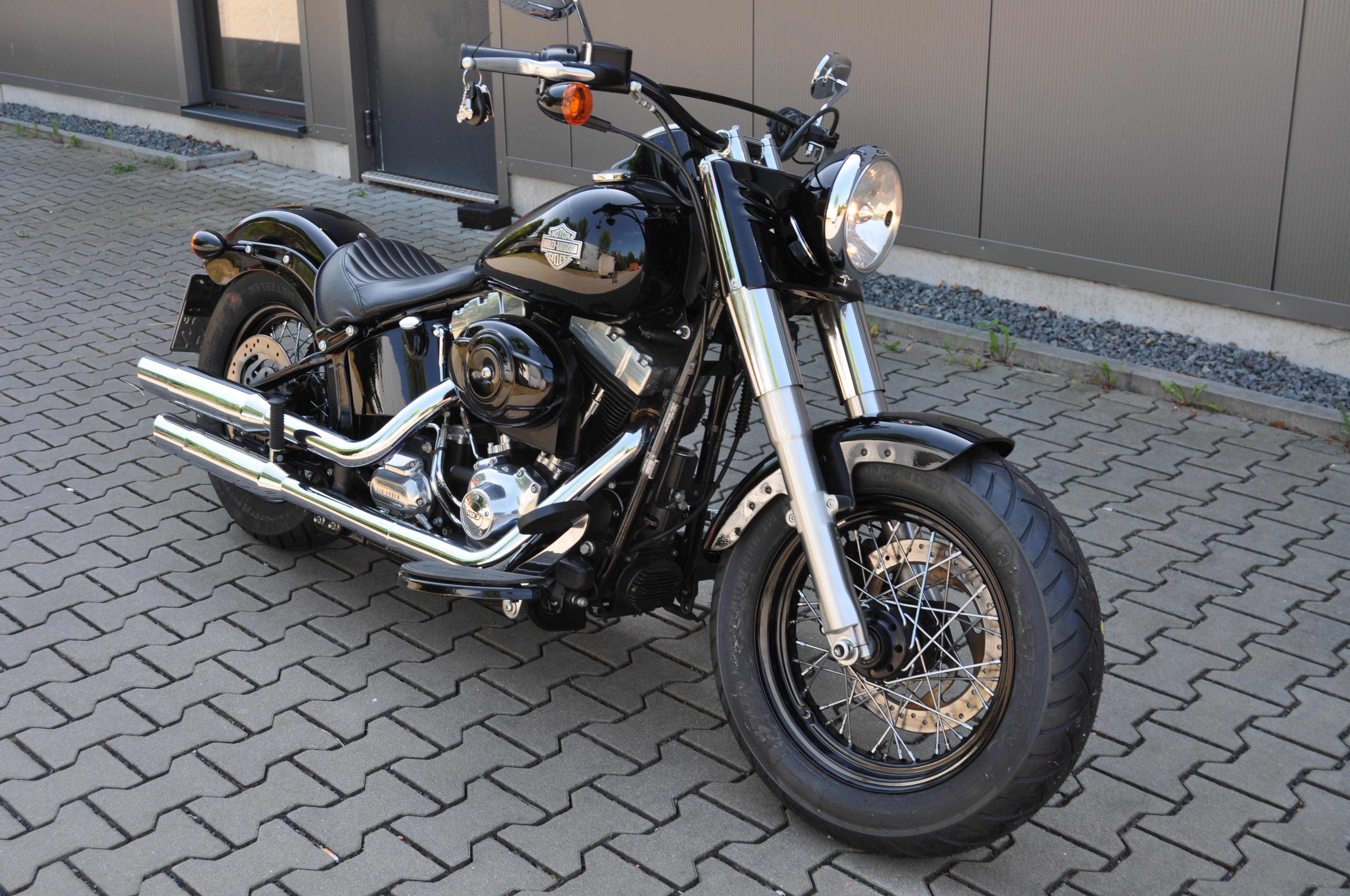 2012  Harley Davidson Softail SLIM  originaler Zustand mit nagelneuen Reifen und Service 