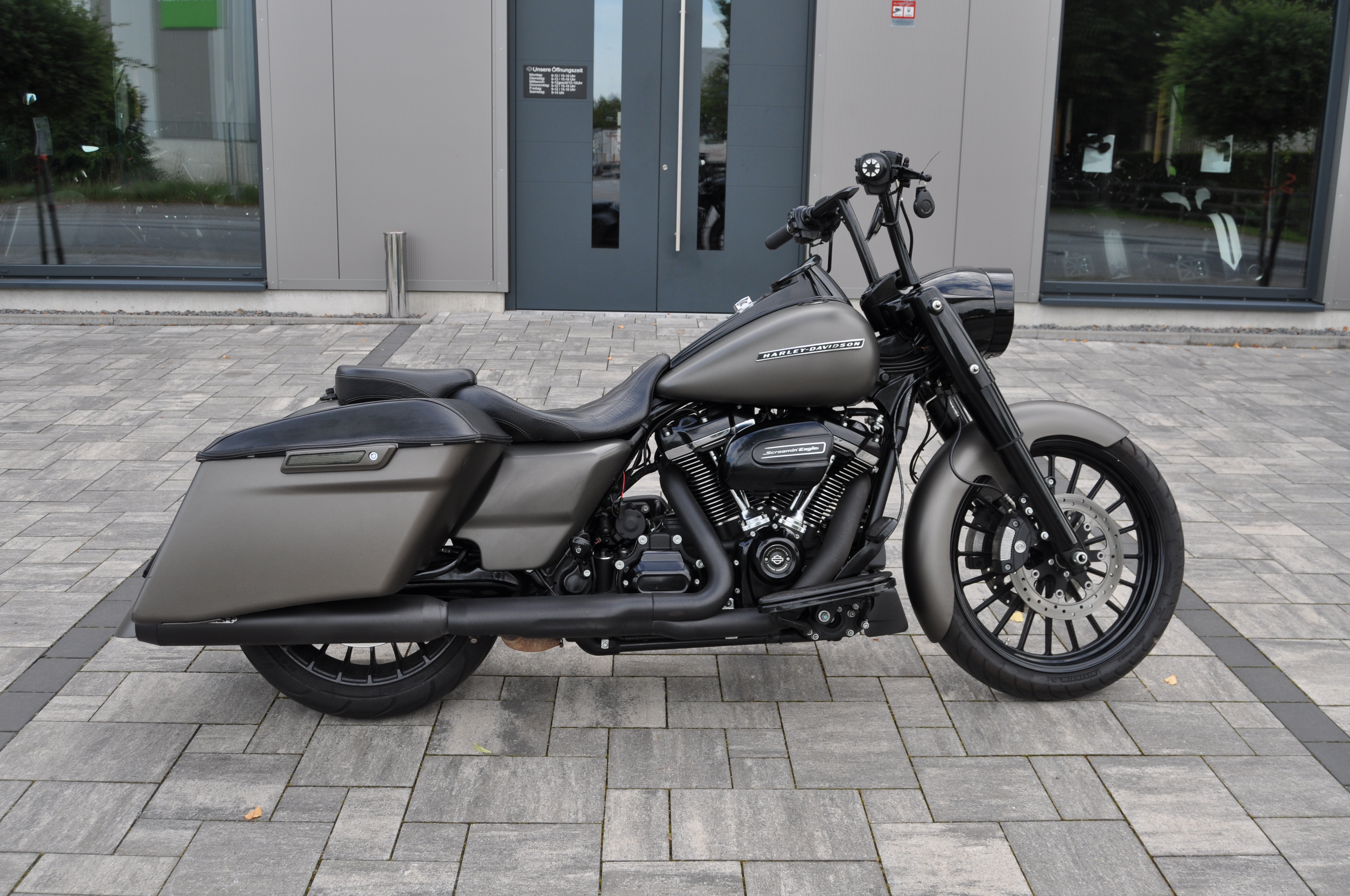 2018 Harley Davidson FLHR Road KING SPECIAL mit ABS -- Miller Anlage -- 5HD1 -- 3 Hand + 12 Monate Garantie 