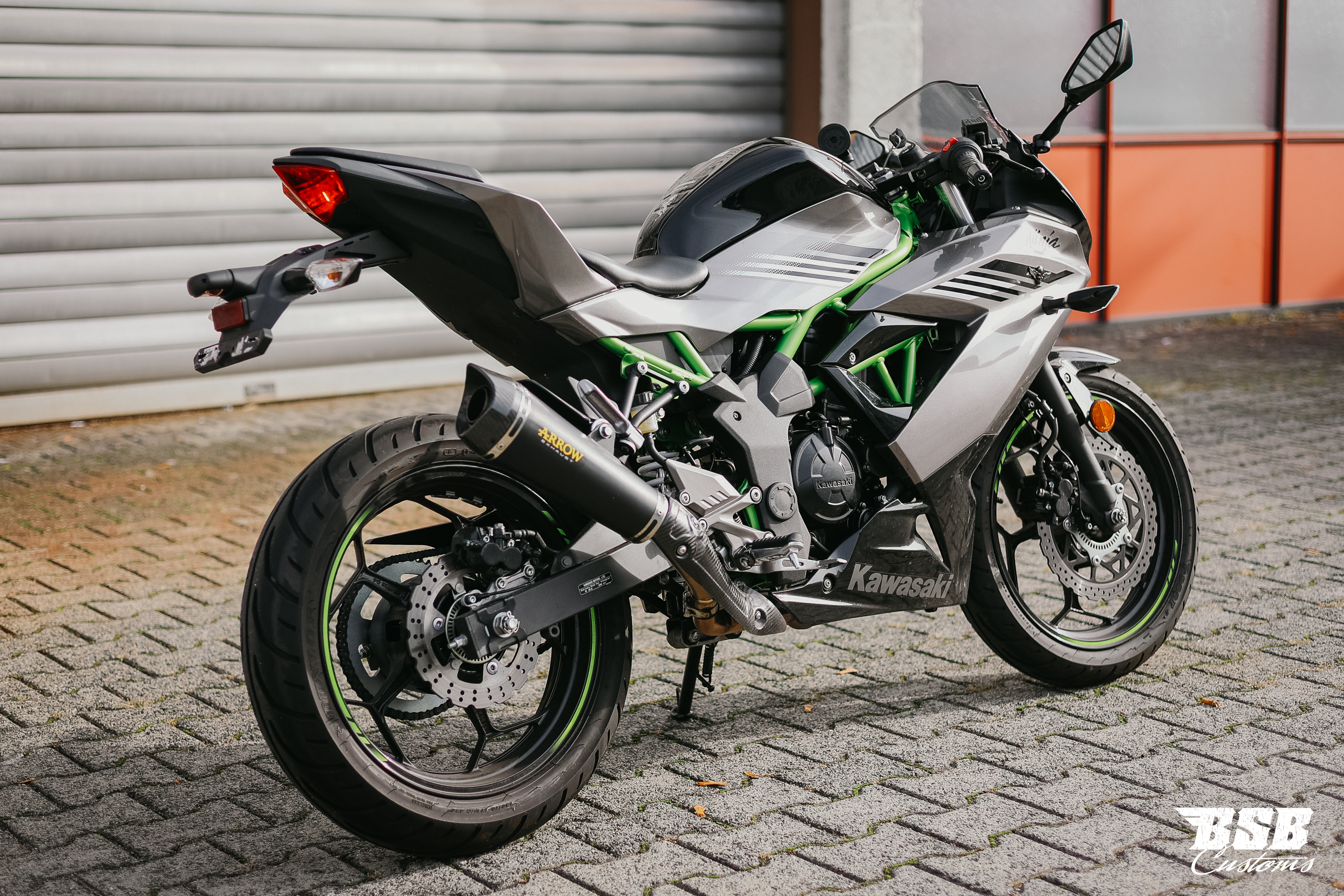 Kawasaki Ninja 125 Performance, EZ 06/2026, nur 2.000 km, Arrow-Auspuff und Garantie bis 2030. Finanzierung bei BSB Customs möglich.