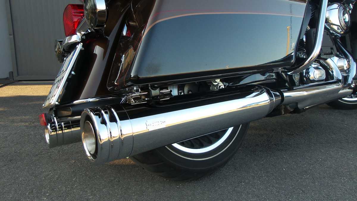 MCJ 2-in-2 Edition 100 Auspuffanlage für Harley Touring bis 2016 – Schwarz/Chrom – Endkappen wählbar B073 / B075 / B080