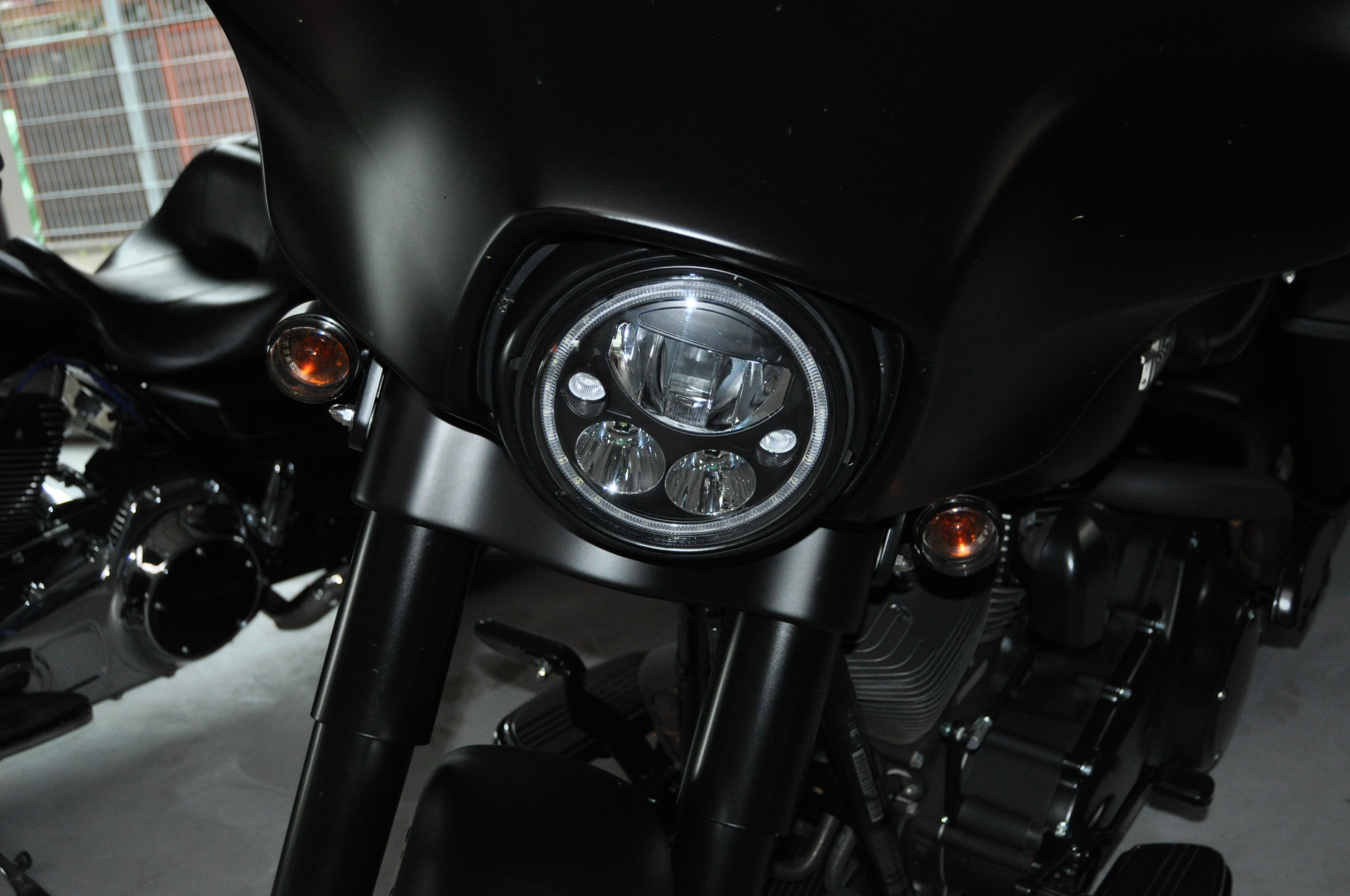 LED Scheinwerfer 7" schwarz mit Standlicht, CE-Zulassung für Touring & Softail Modelle bis 2023
