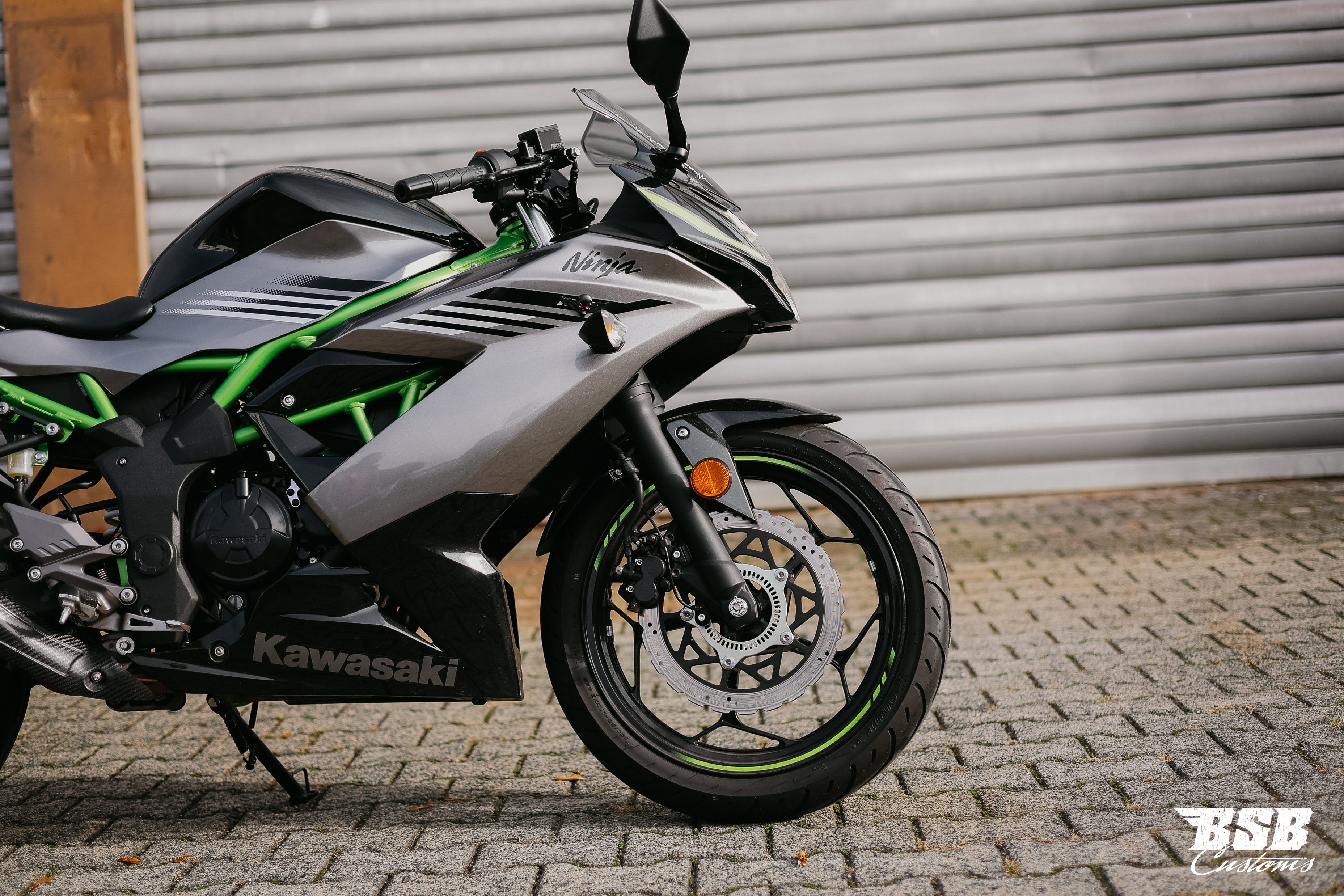 Kawasaki Ninja 125 Performance, EZ 06/2026, nur 2.000 km, Arrow-Auspuff und Garantie bis 2030. Finanzierung bei BSB Customs möglich.