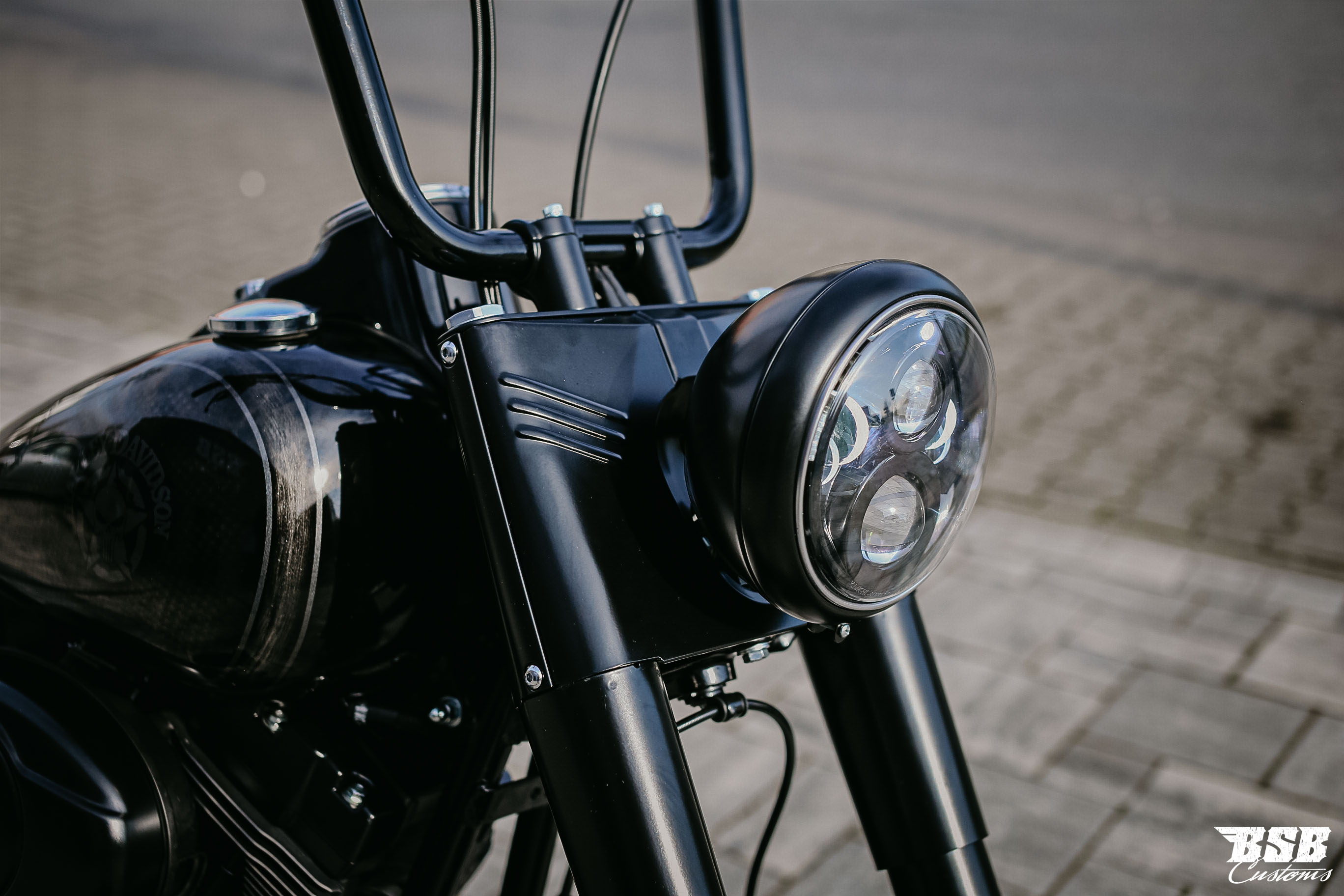 LED Scheinwerfer 7" schwarz mit Standlicht, CE-Zulassung für Harley Softail & Touring Modelle