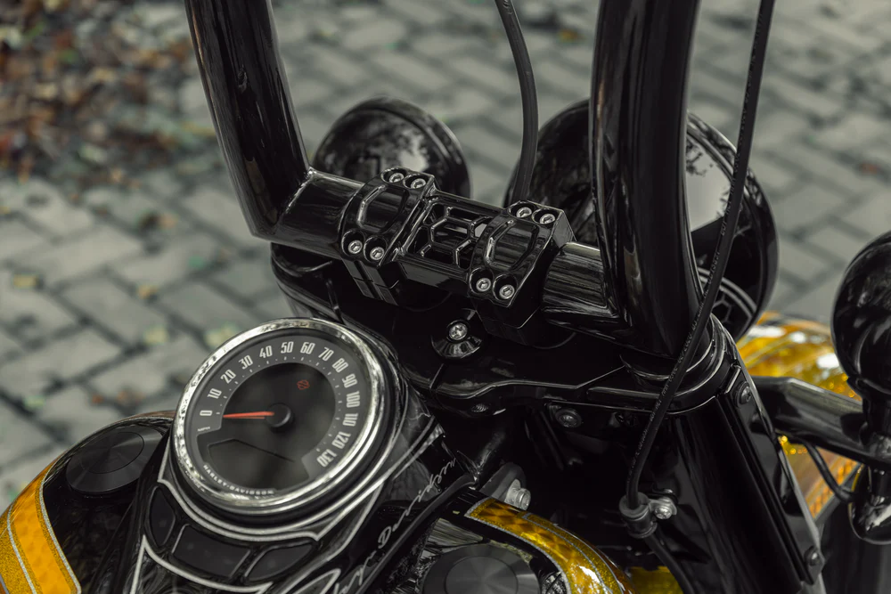 Killer Custom Handlebar Riser & Clamp Kit „Task Force“ – 2" Lenkererhöhung für Harley-Davidson Softail