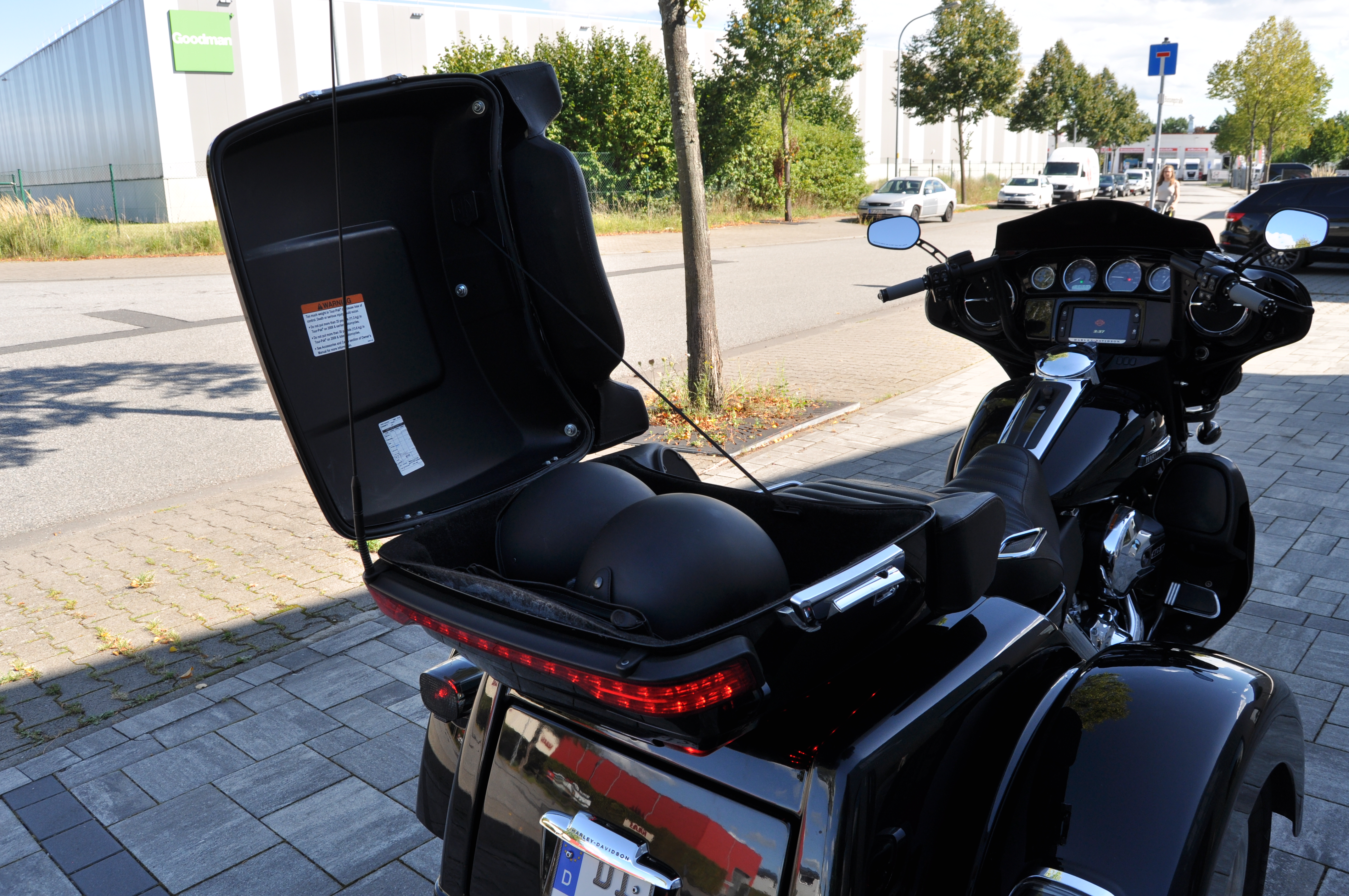 2016 Harley Davidson TRIKE FLHTCUTG Top Zustand erst 12615 km Fanzierung möglich 