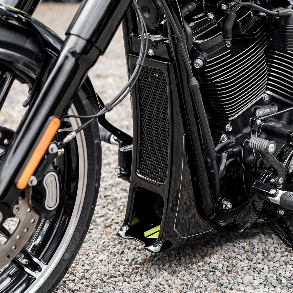 Killer Custom "Aggressor" Series Softail M8 Radiator Cover (2025–2026) // Bug Spoiler  - Materialgutachten 