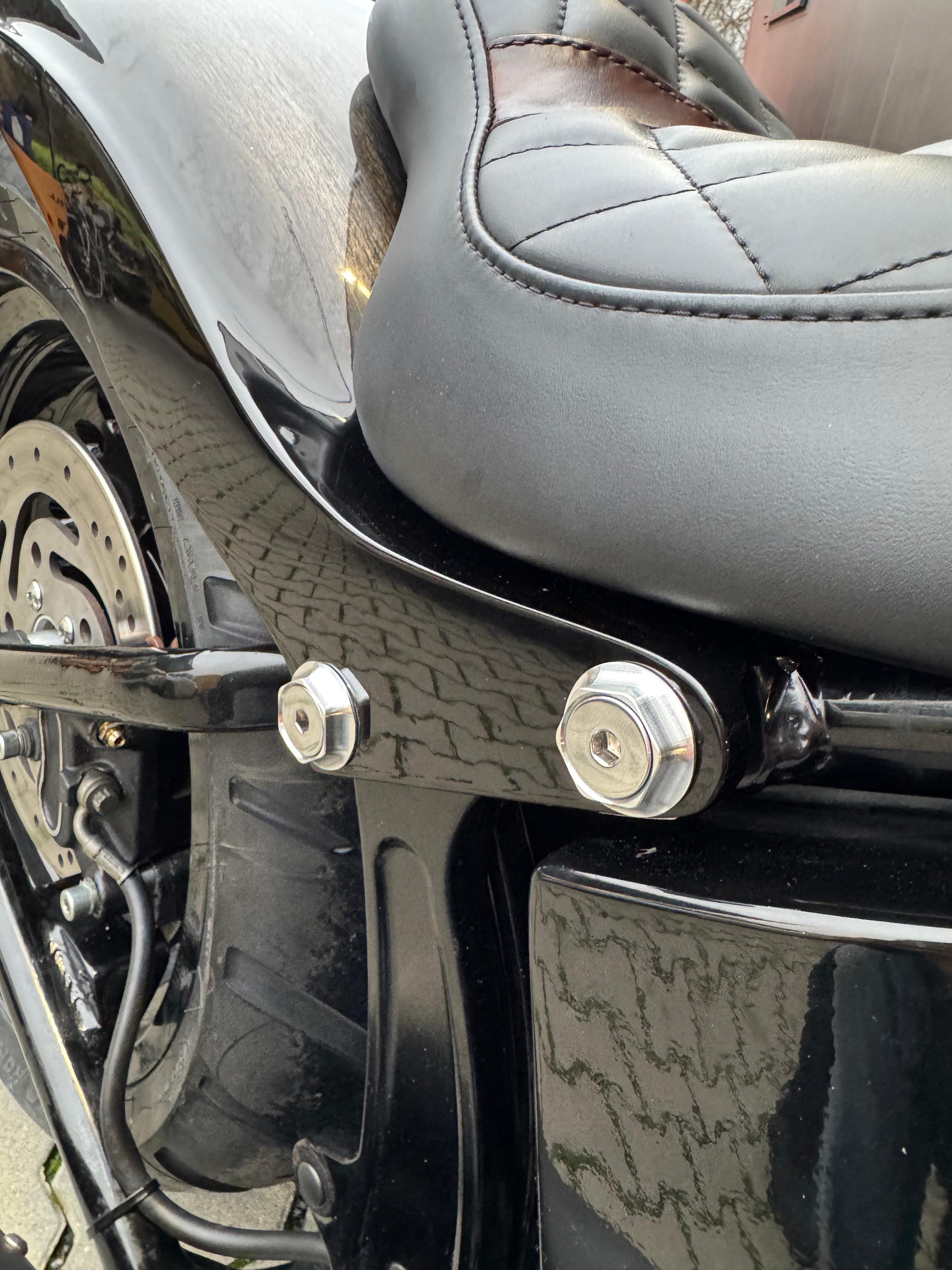 Heckfender-Montagesatz 30 mm 84-24 Softail (inkl. Schrauben/ohne Schrauben) – Sechskantig Spitz, Schwarz Eloxiert, Hochglanzpoliert