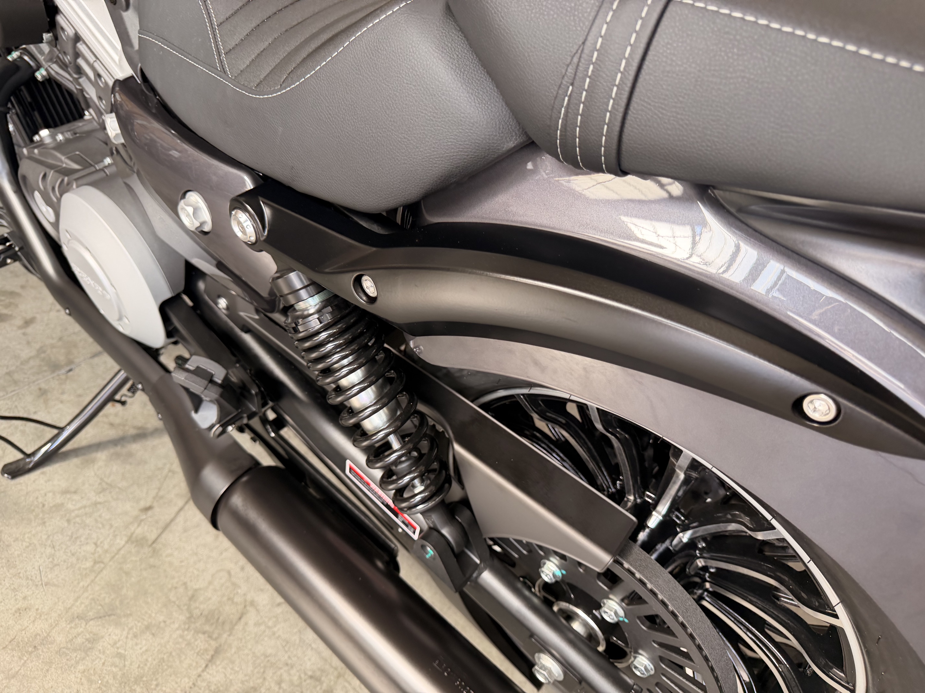 Benda ROCK 125 "SILBER" CUSTOM – CBS, LCD , Riemenantrieb,Wassergekühlt, 2 Zylinder-Doppelauspuff -  Sofort Verfügbar -  ab 3,-EUR / Tag finanzieren 