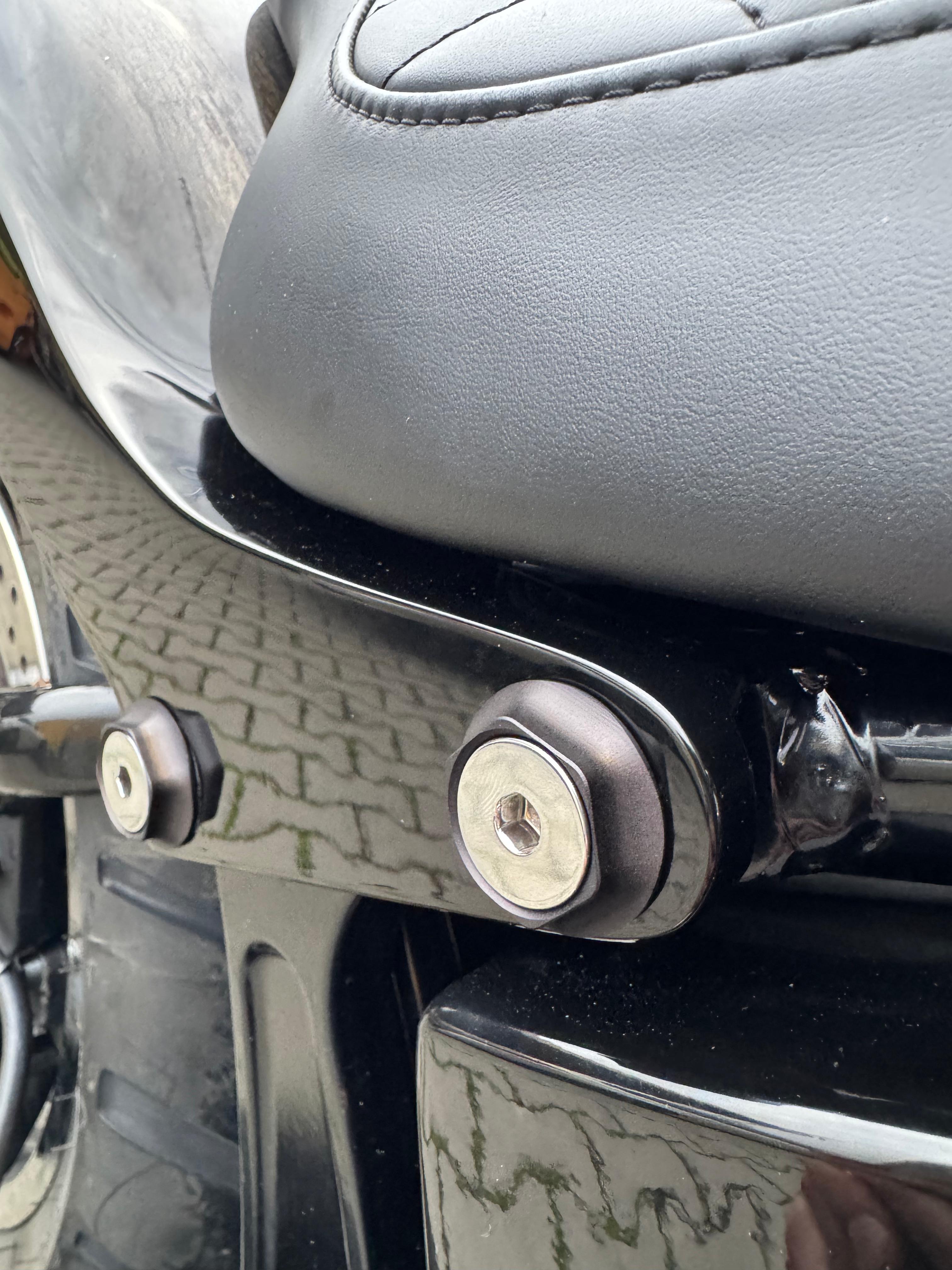 Heckfender-Montagesatz 30 mm 84-24 Softail (inkl. Schrauben/ohne Schrauben) – Sechskantig Spitz, Schwarz Eloxiert, Hochglanzpoliert