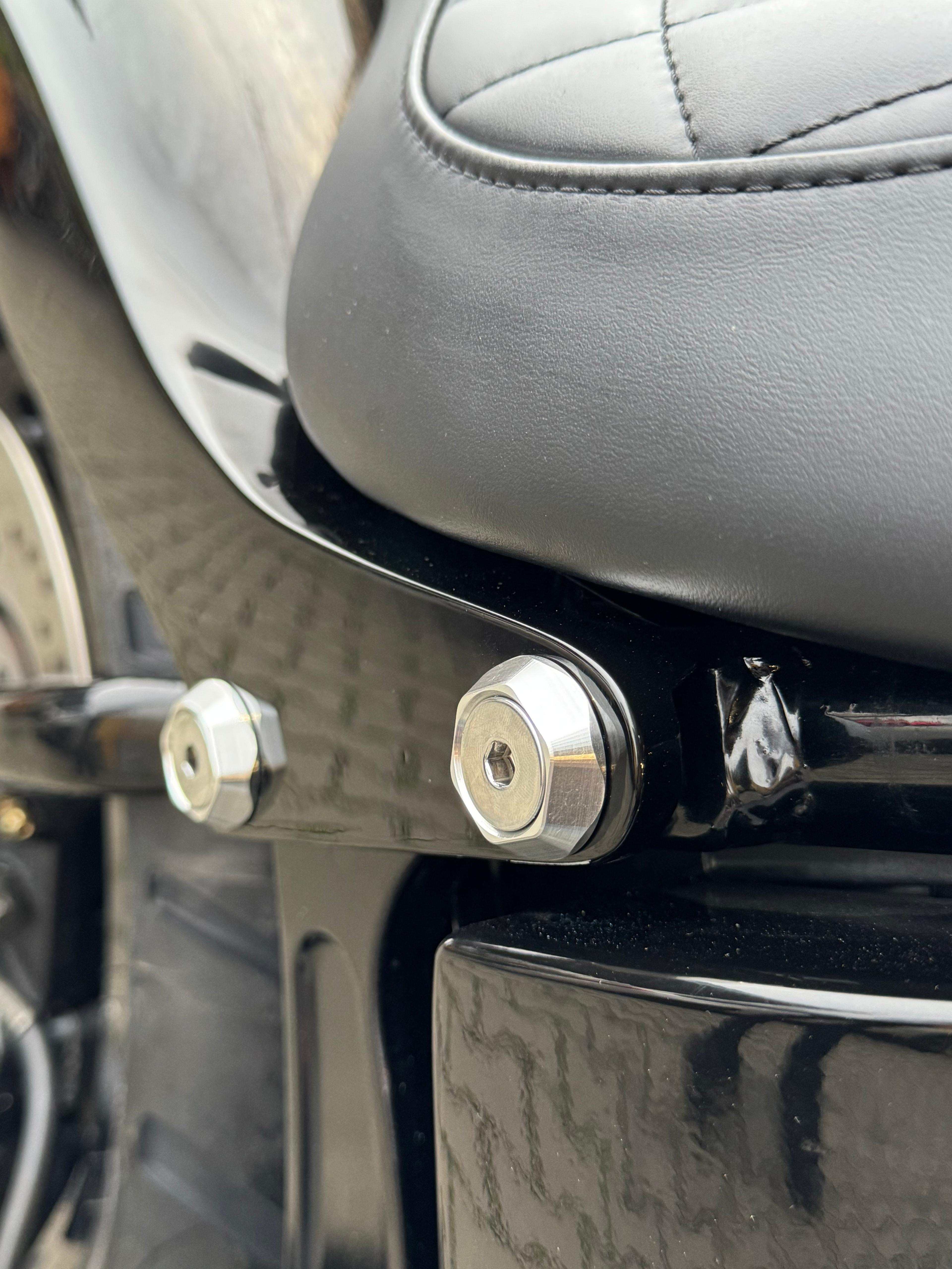 Heckfender-Montagesatz 30 mm 84-24 Softail (inkl. Schrauben/ohne Schrauben) – Sechskantig, Schwarz Eloxiert, Hochglanzpoliert