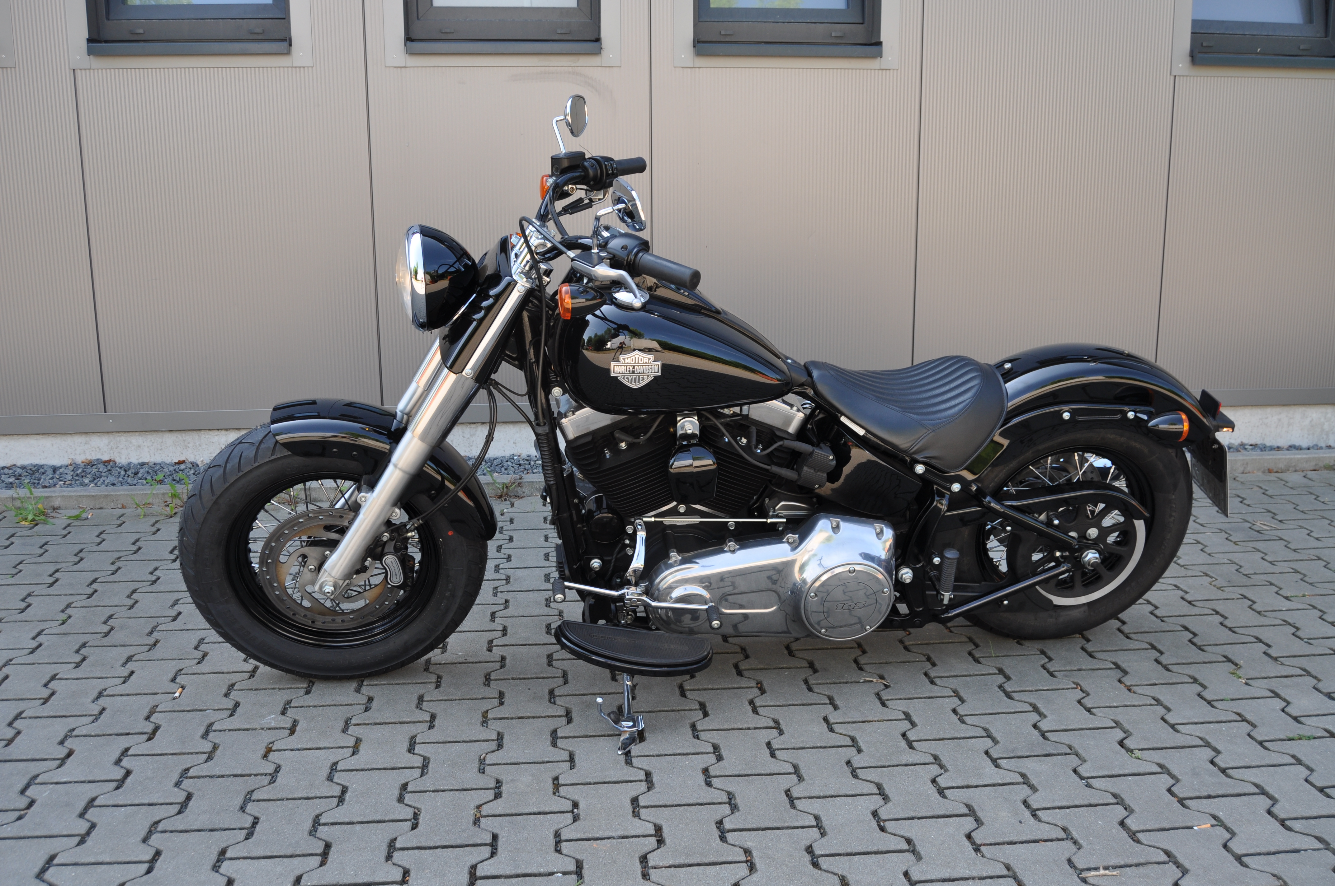 2012  Harley Davidson Softail SLIM  originaler Zustand mit nagelneuen Reifen und Service 