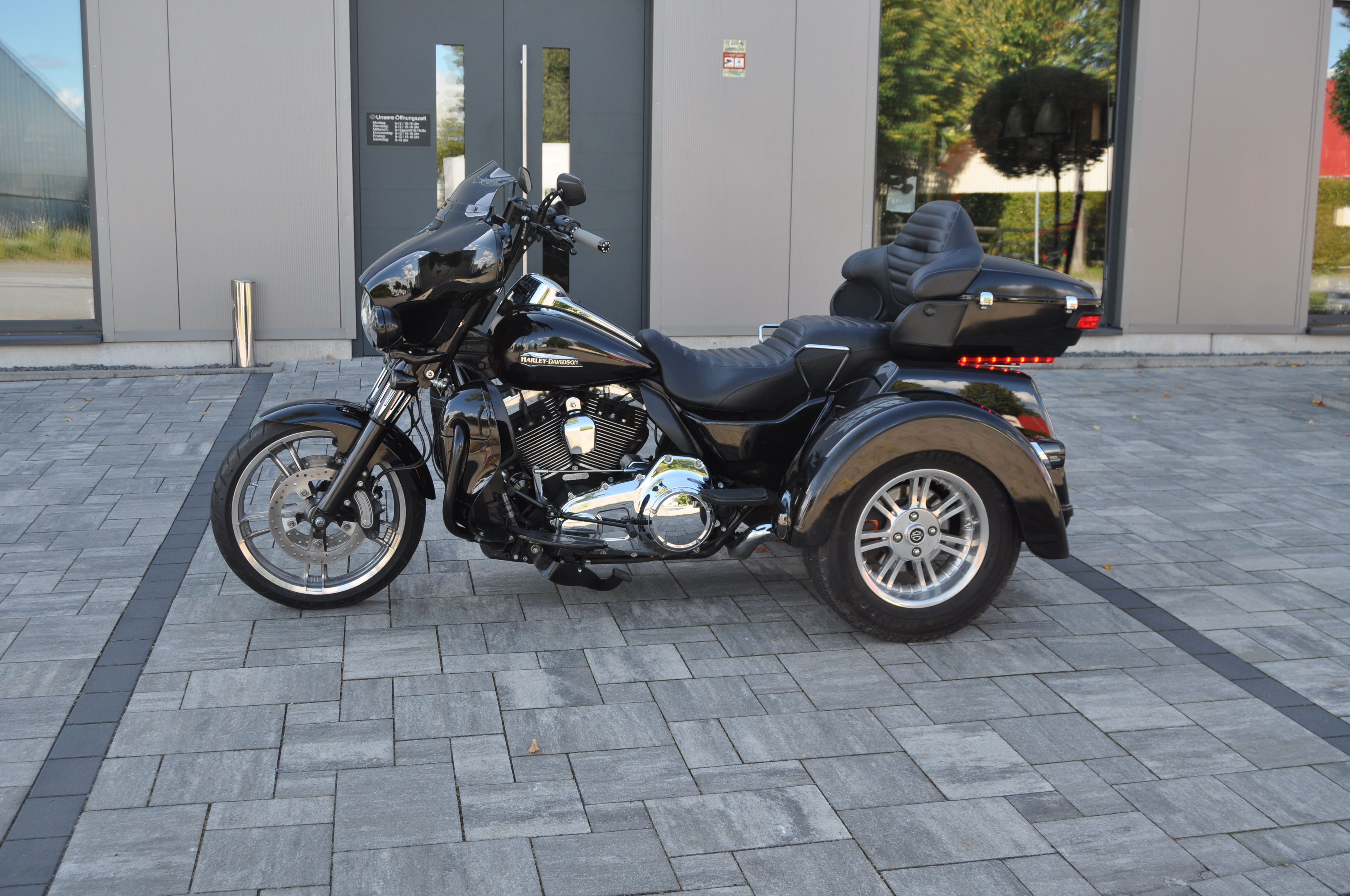 2016 Harley Davidson TRIKE FLHTCUTG Top Zustand erst 12615 km Fanzierung möglich 