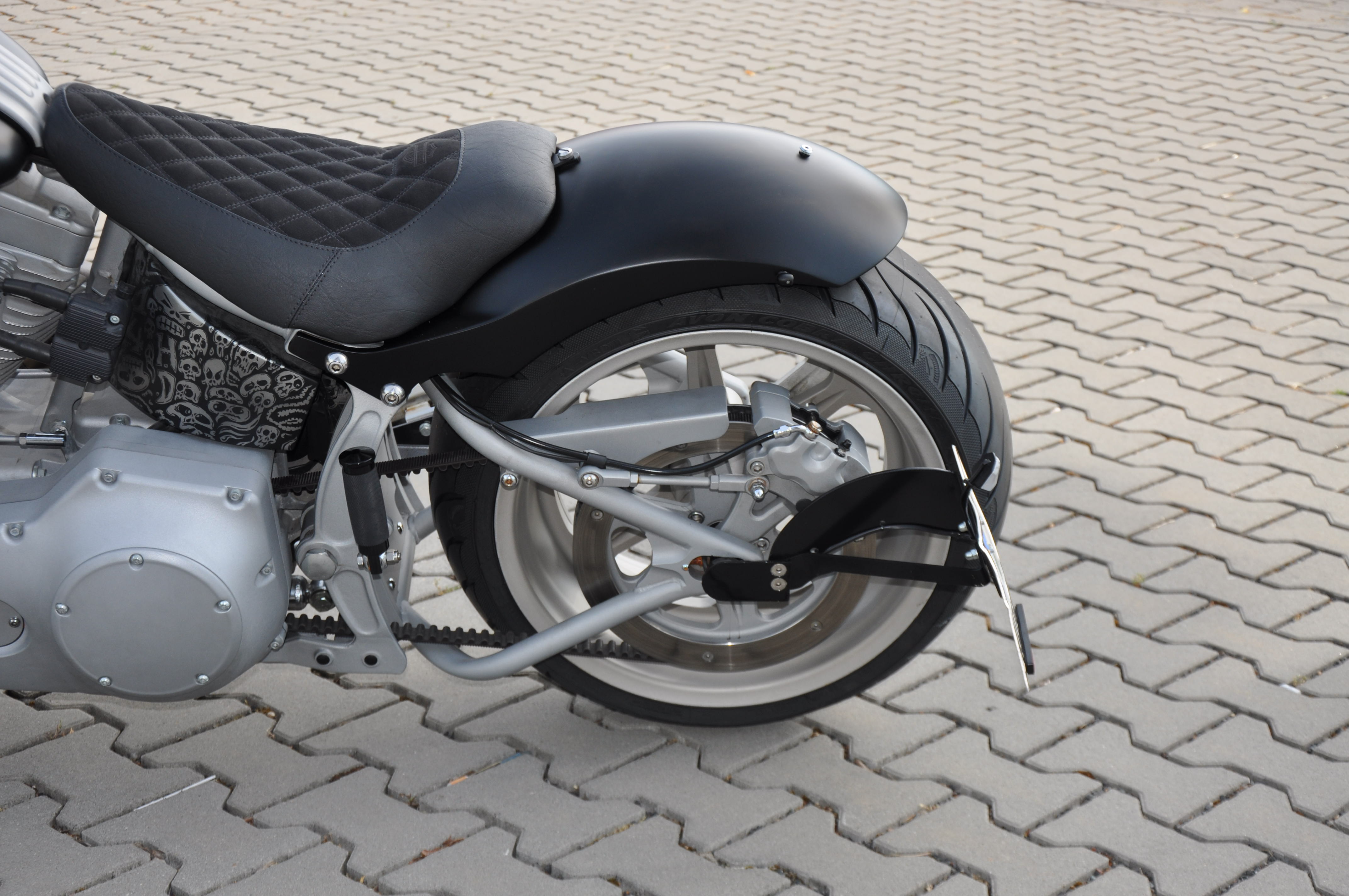 DSC_04141LxG4ADJibHvK 2006 FXSTC Softail Custom 240 Heckumbau, spinning wheels, RSD Anlage und vieles mehr