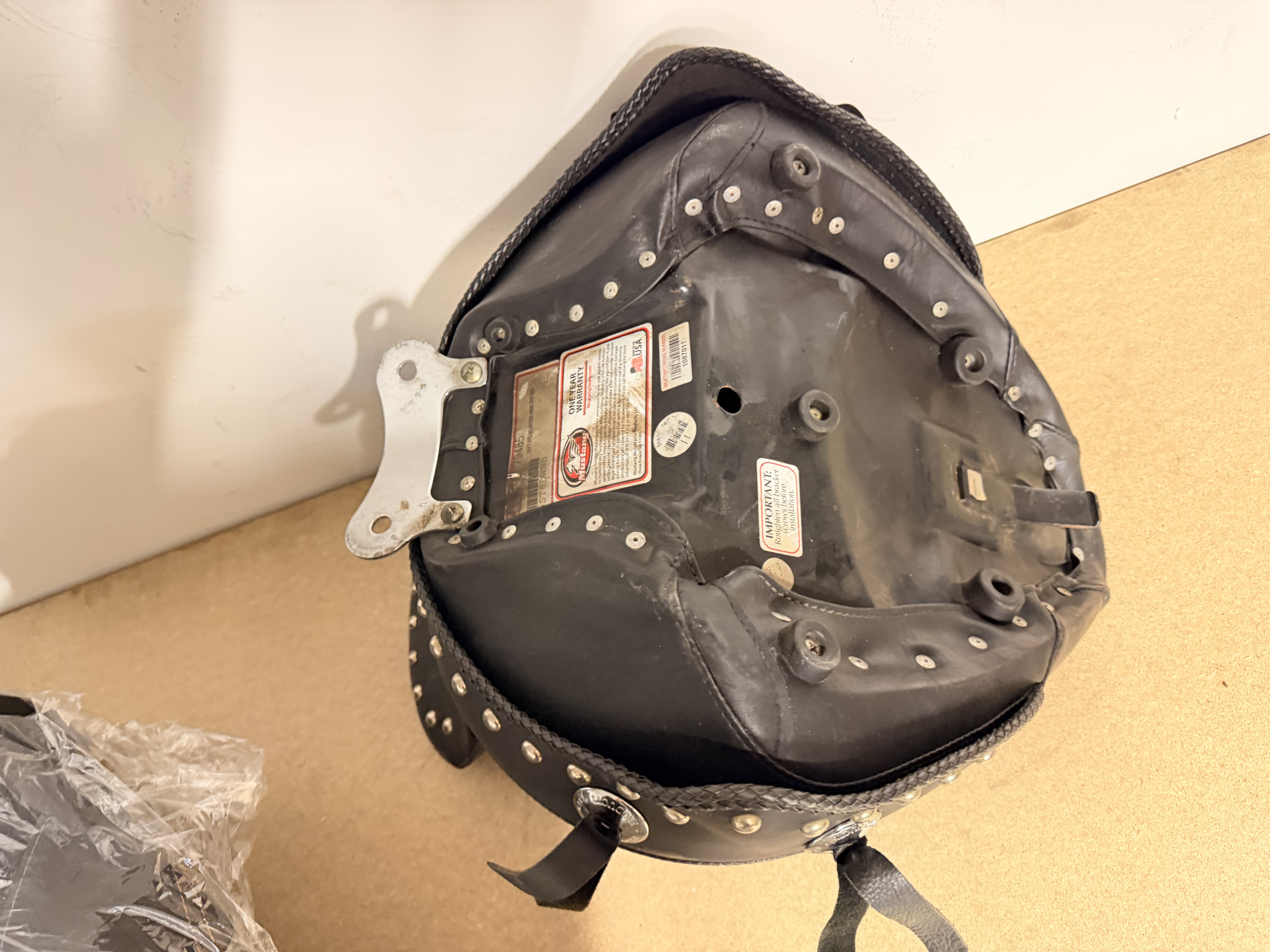 Mustang Wide Touring Solo Sitz 79485 mit Rückenlehne – Harley-Davidson Softail, gebraucht