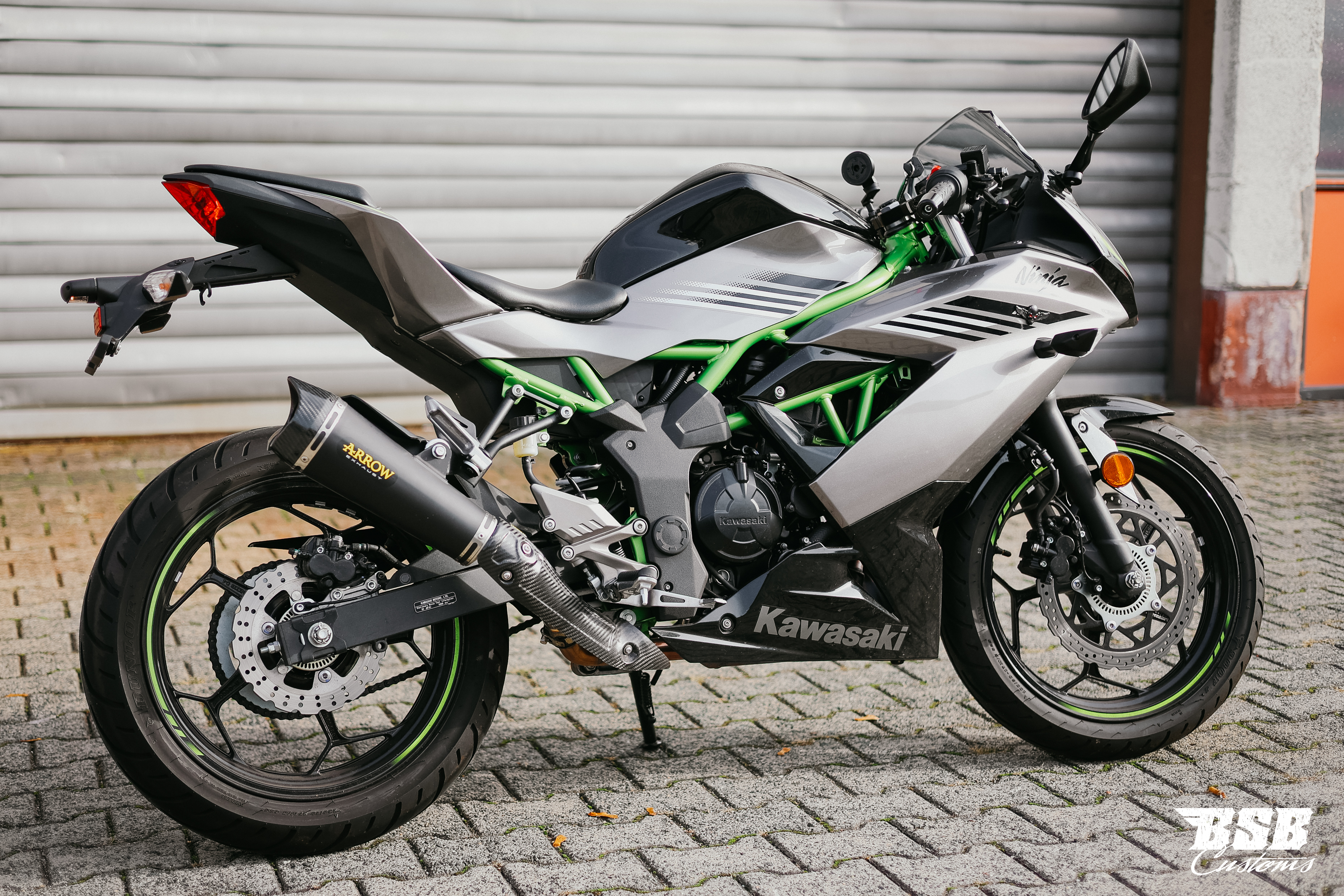 Kawasaki Ninja 125 Performance, EZ 06/2026, nur 2.000 km, Arrow-Auspuff und Garantie bis 2030. Finanzierung bei BSB Customs möglich.