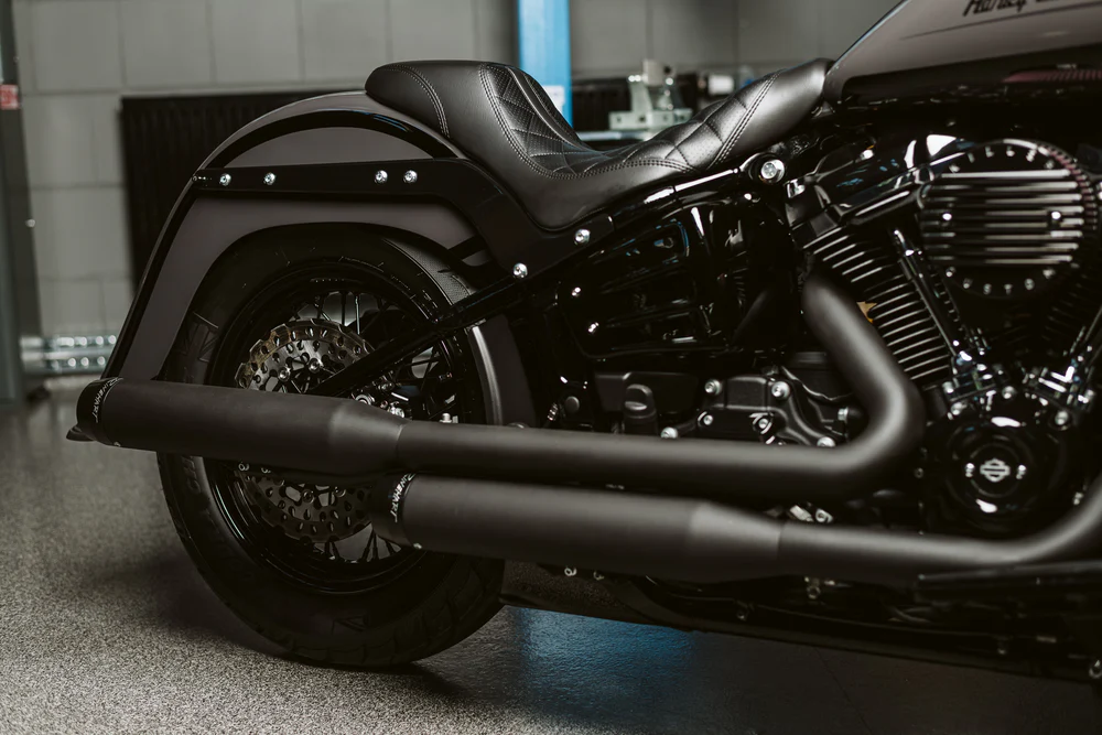 Killer Custom Profilsitz – Slim Edition für Softail Heritage, Deluxe und Slim (2018-2025) Killer Custom Profilsitz – Slim Edition für Softail Heritage, Deluxe und Slim (2018-2025)