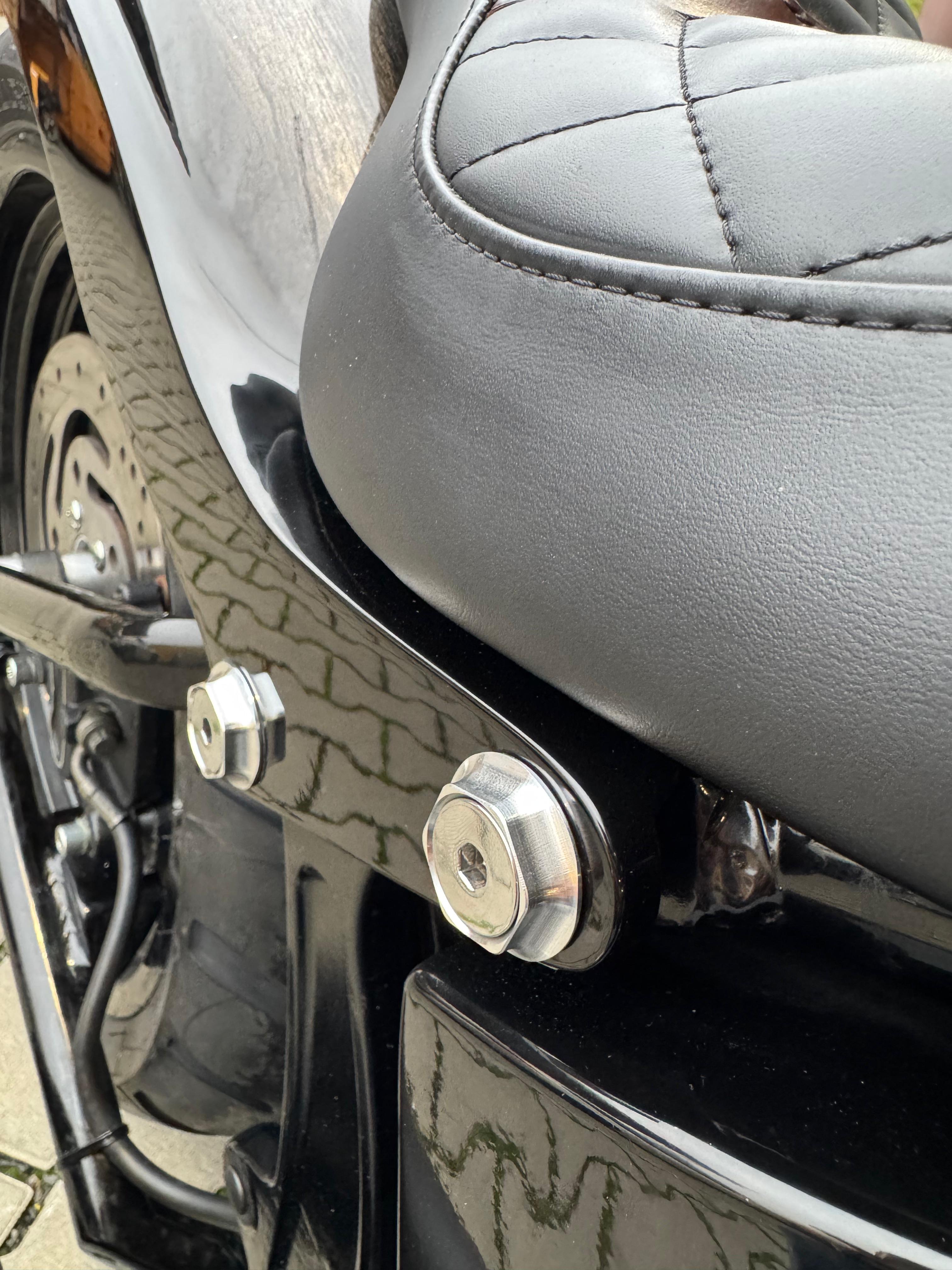 Heckfender-Montagesatz 30 mm 84-24 Softail (inkl. Schrauben/ohne Schrauben) – Sechskantig Spitz, Schwarz Eloxiert, Hochglanzpoliert