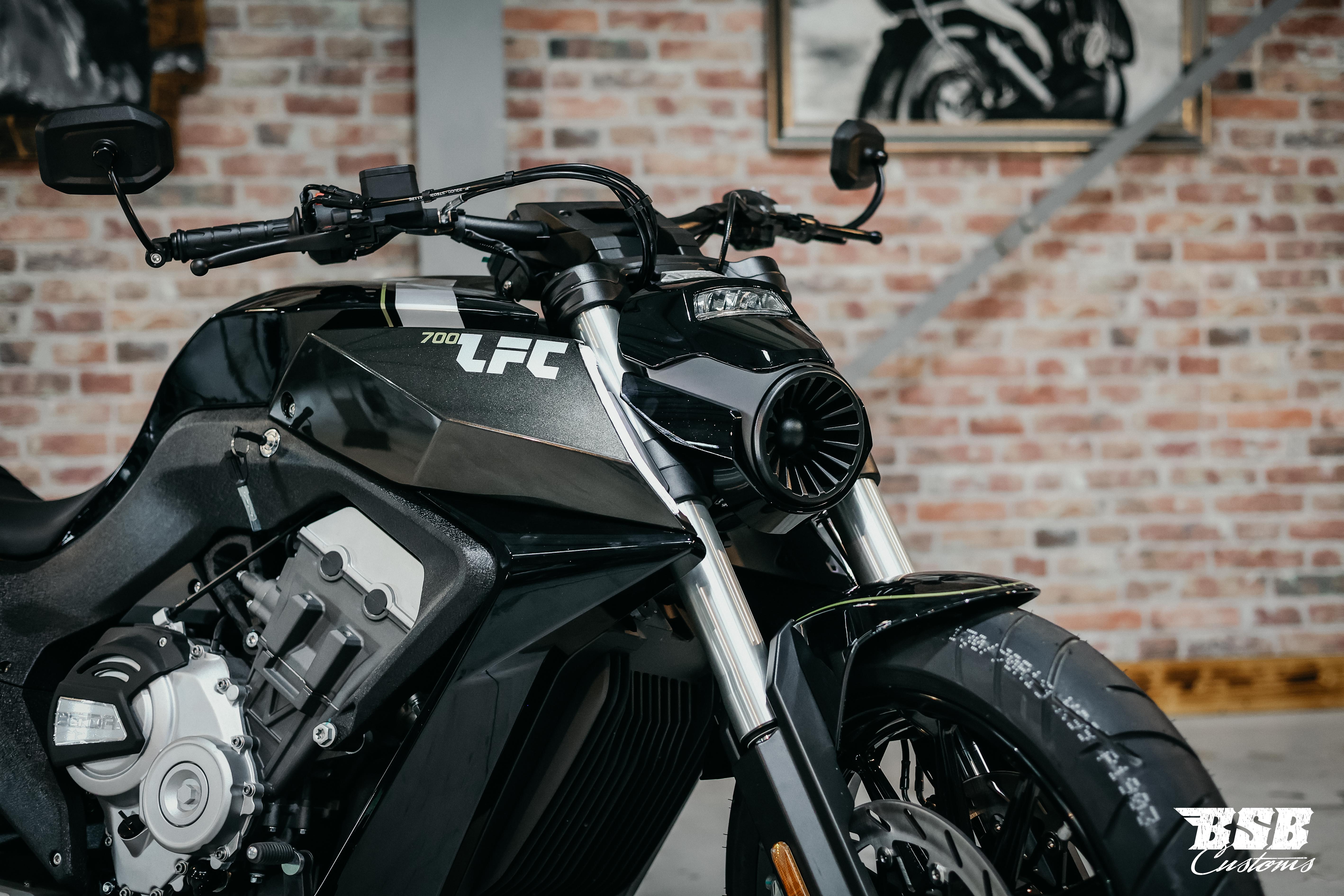 Benda LFC 700 – Der Power-Cruiser der Extraklasse 310-er Hi-Reifen, ABS / TFT/ Anti-Hopping Kupplung modifiziert by BSB Customs NEUFAHRZEUG!!! 