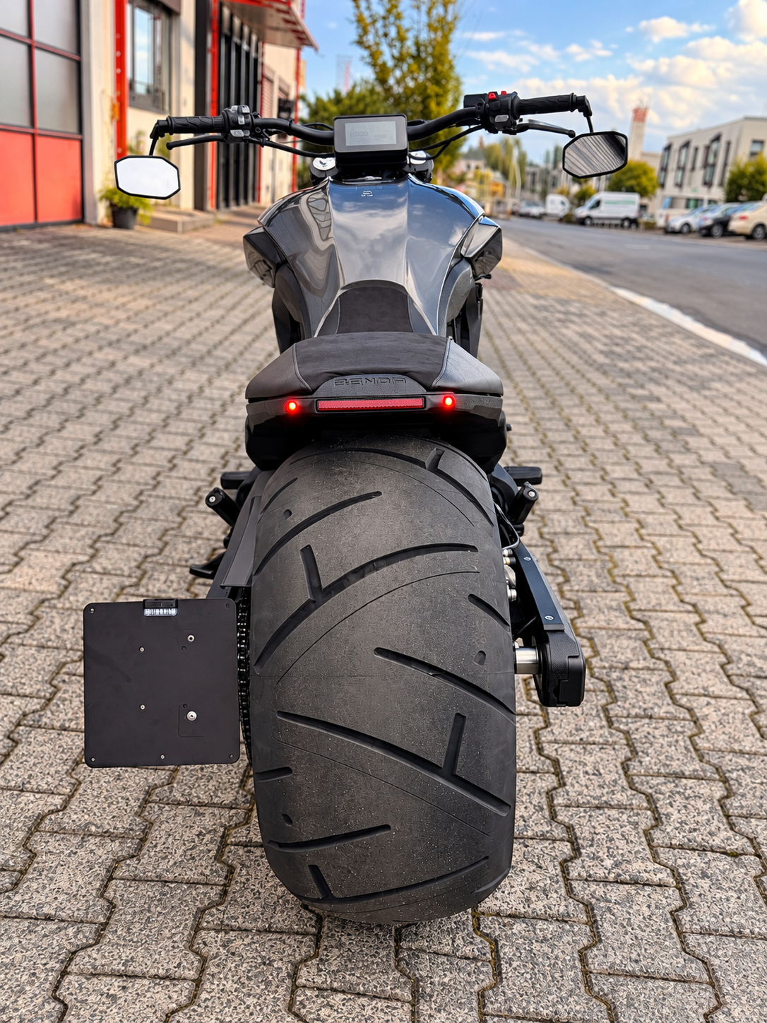 Seitlicher Kennzeichenhalter für BENDA LFC 700 Pro 
