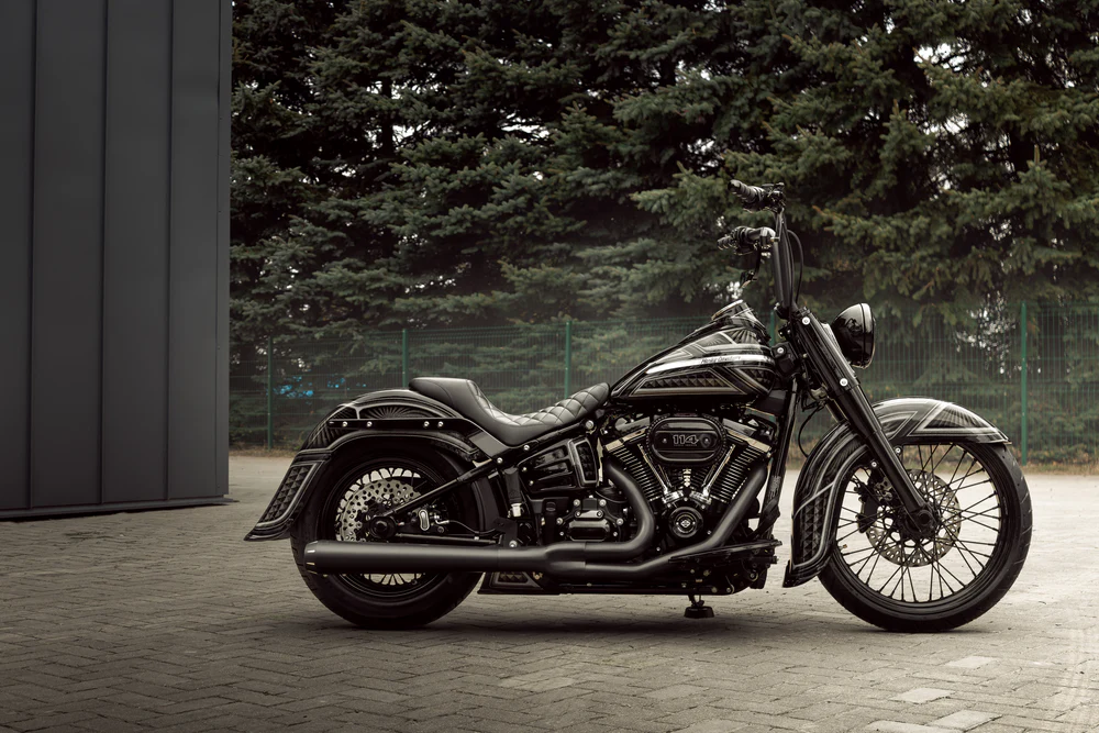 Killer Custom Profilsitz – Slim Edition für Softail Heritage, Deluxe und Slim (2018-2025) Killer Custom Profilsitz – Slim Edition für Softail Heritage, Deluxe und Slim (2018-2025)